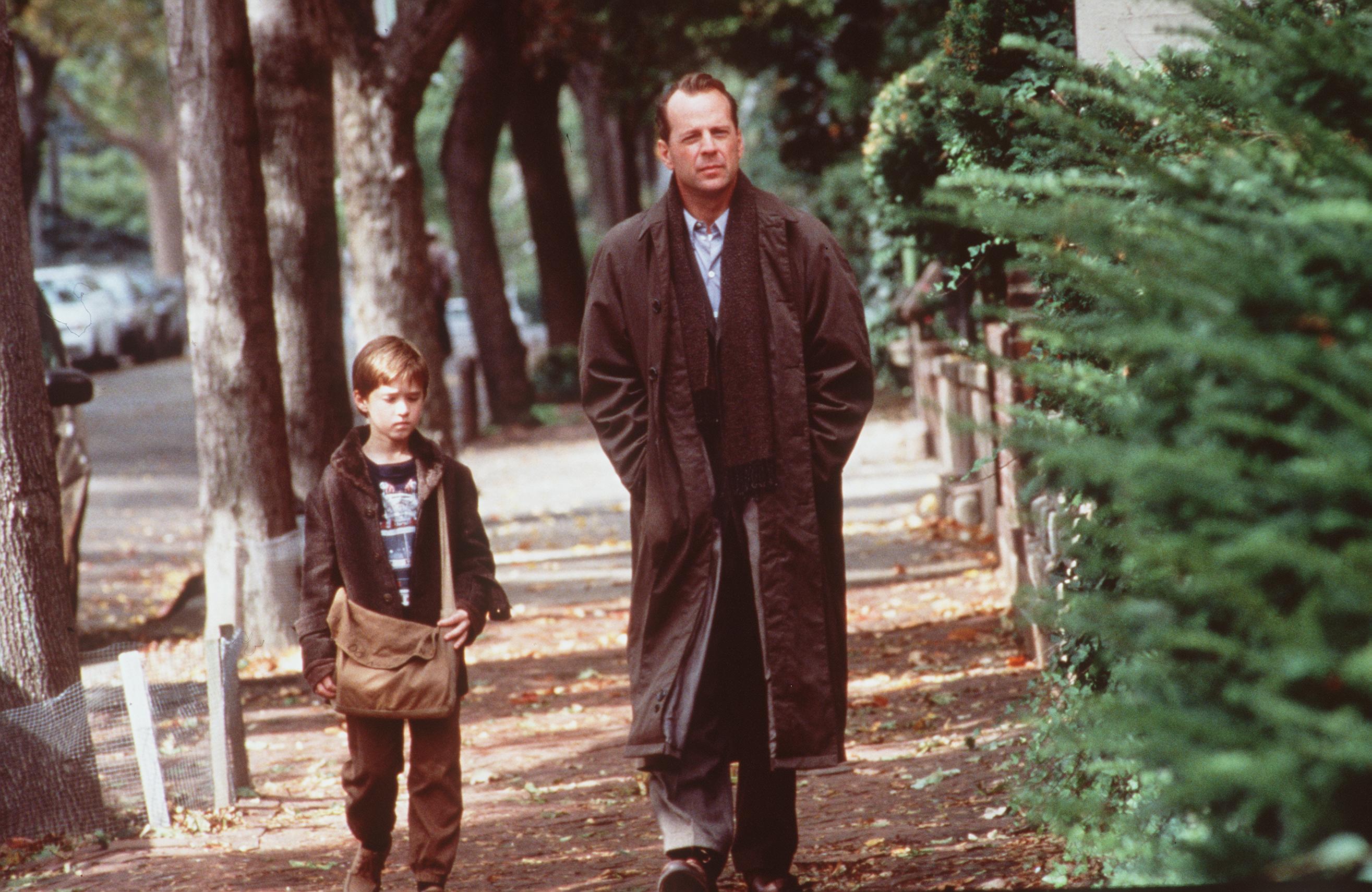 Child star and Bruce Willis on the set of "The Sixth Sense," 1999 | Source: Getty Images