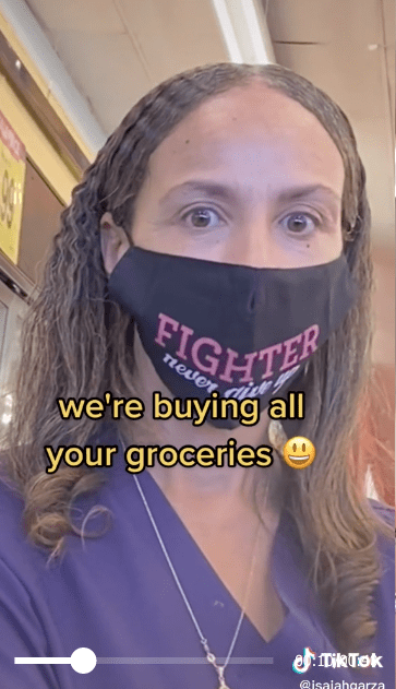 A woman is shocked when a man pays for her grocery items. | Source: Tiktok/@isaiahgarza
