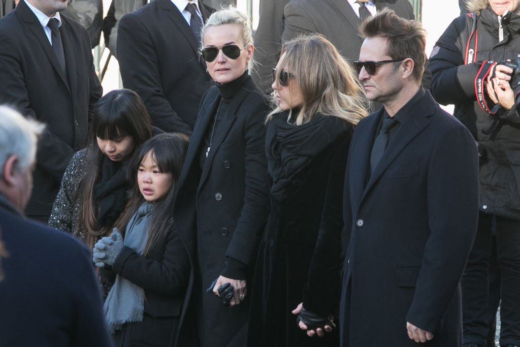 Jade Hallyday, Joy Hallyday, Laeticia Hallyday, Laura Smet et David Hallyday sont vus lors des funérailles de Johnny Hallyday à l'église De La Madeleine le 9 décembre 2017 à Paris, France. | Photo : Getty Images 