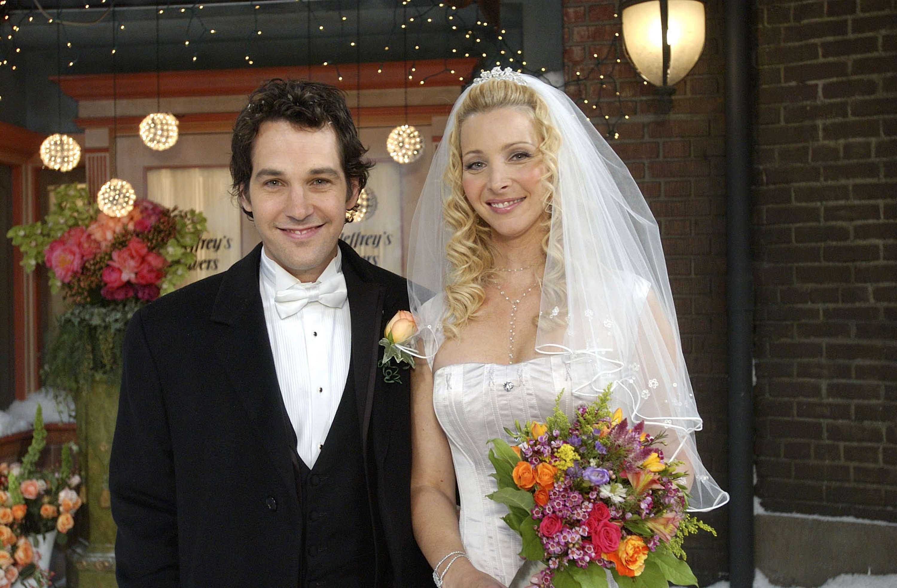 Paul Rudd as Mike Hannigan and Lisa Kudrow as Phoebe Buffay in the 1994 sitcom "Friends." | Source: Getty Images