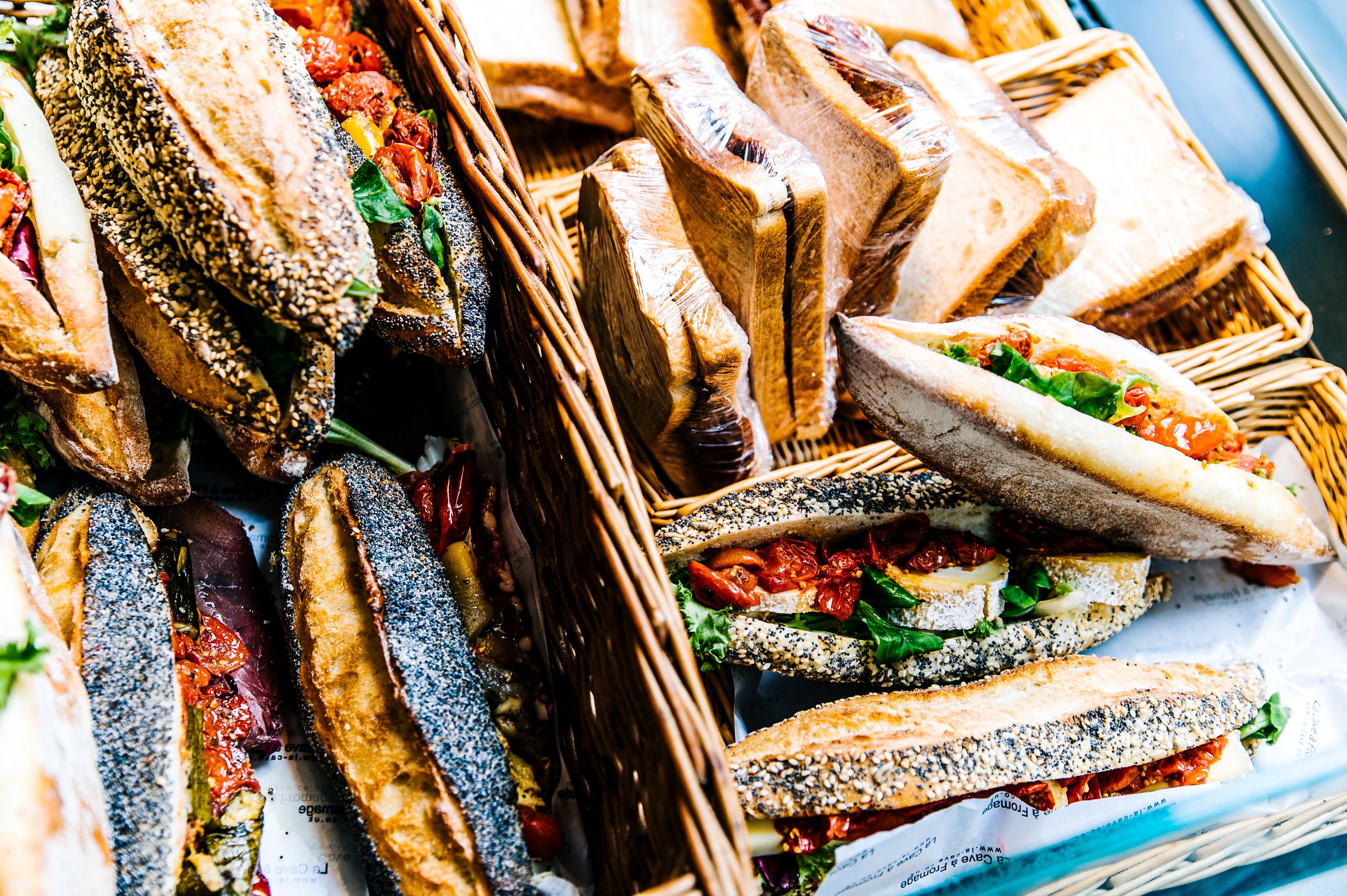 Una cesta con varios sandwiches. | Foto: Pexels