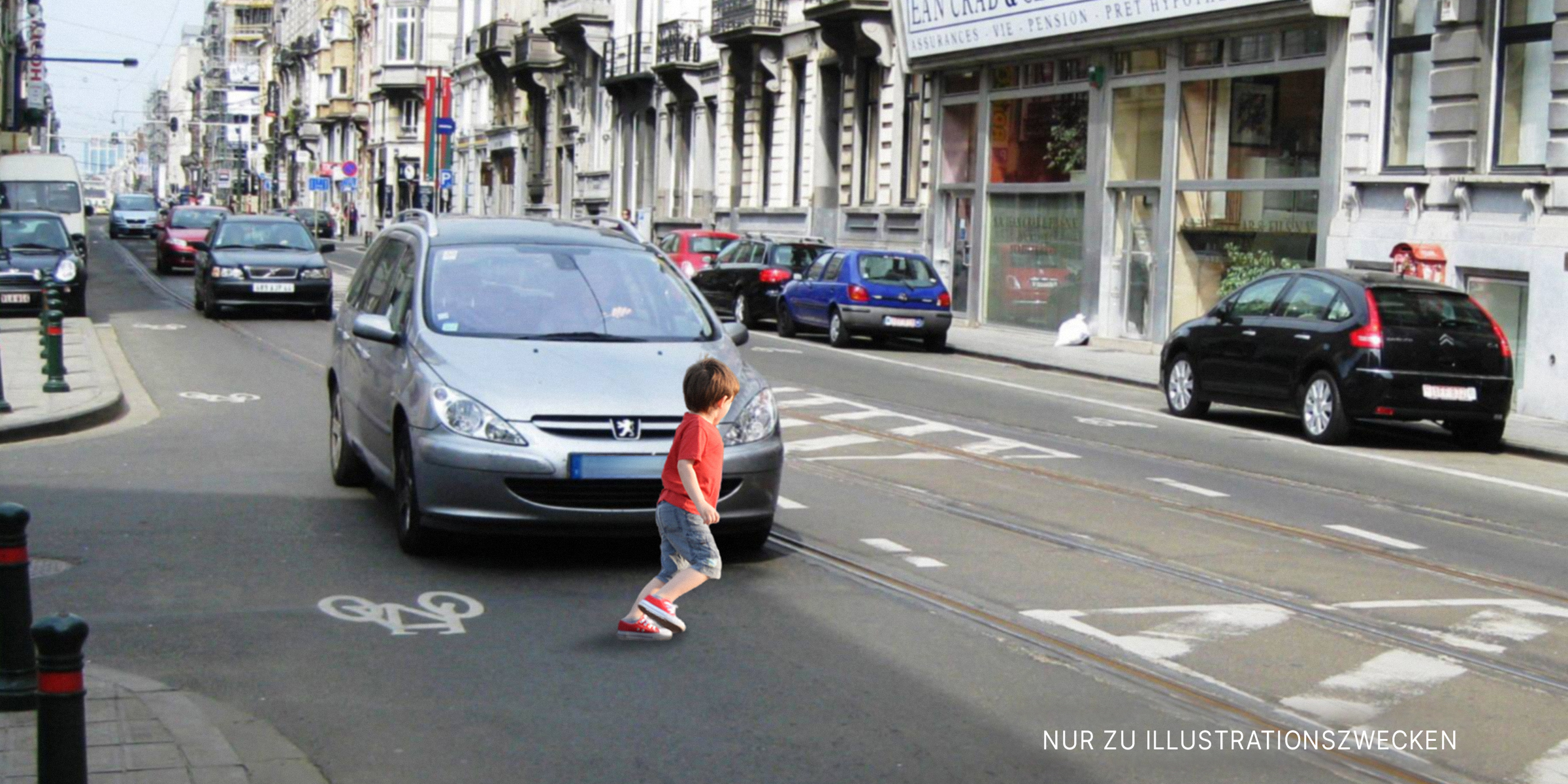 Junge vor einem Auto auf der Straße | Quelle: Shutterstock, Flickr / andynash (CC BY-SA 2.0)