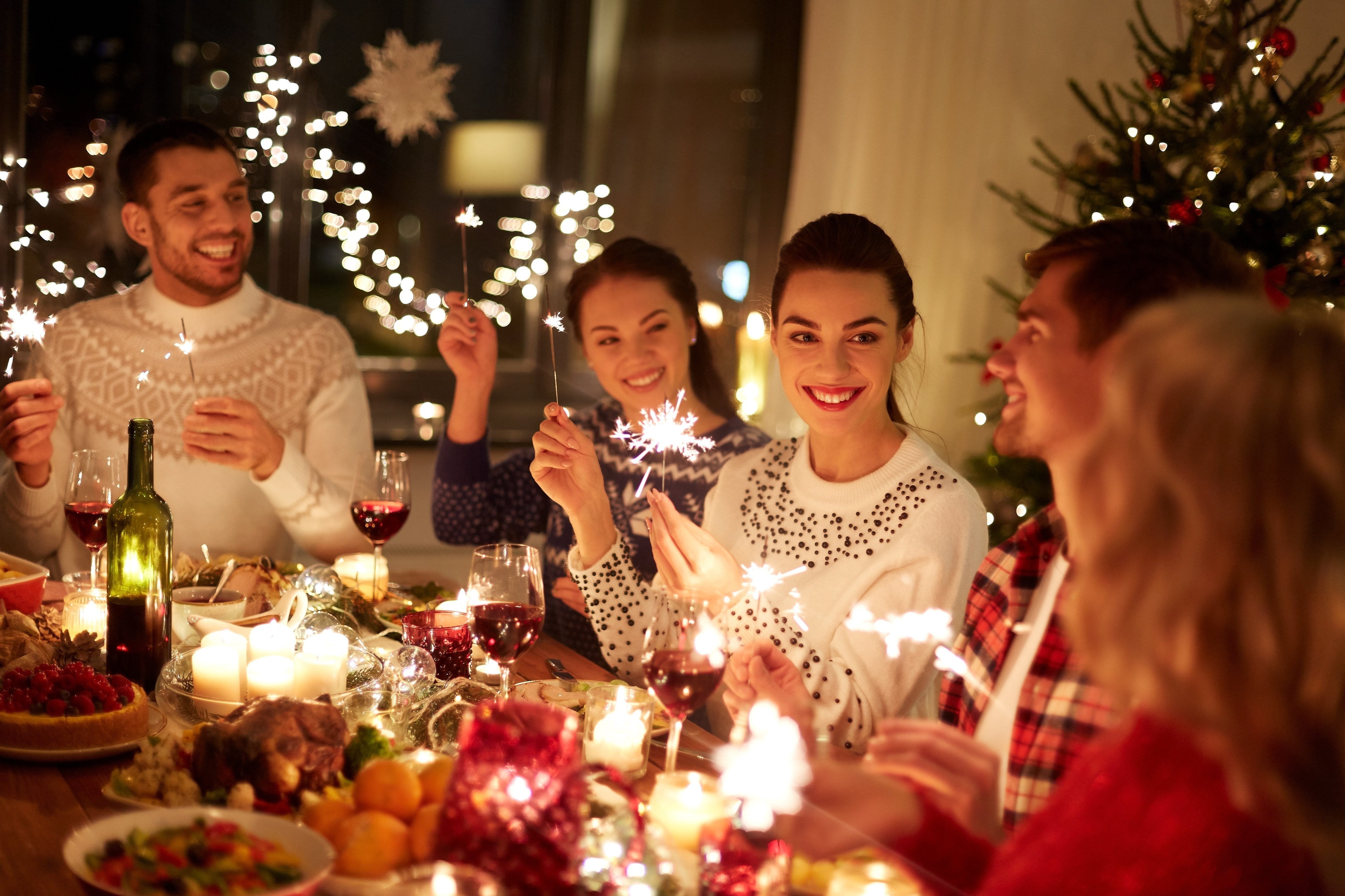 Friends celebrating christmas | Photo: Shutterstock