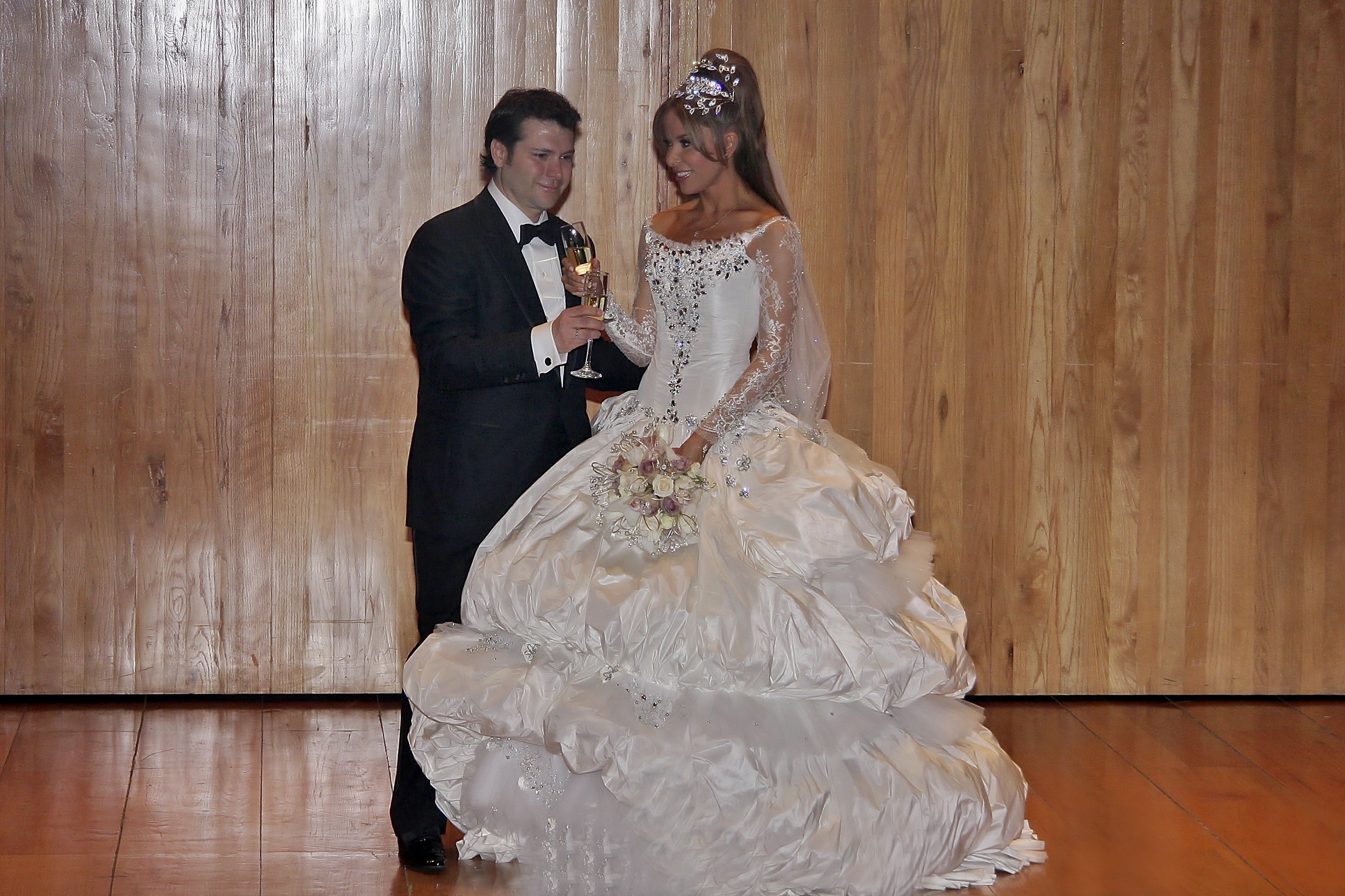 Gloria Trevi y Armando Gómez el día de su boda, el 17 de diciembre de 2009 en Monterrey, México. | Foto: Getty Images