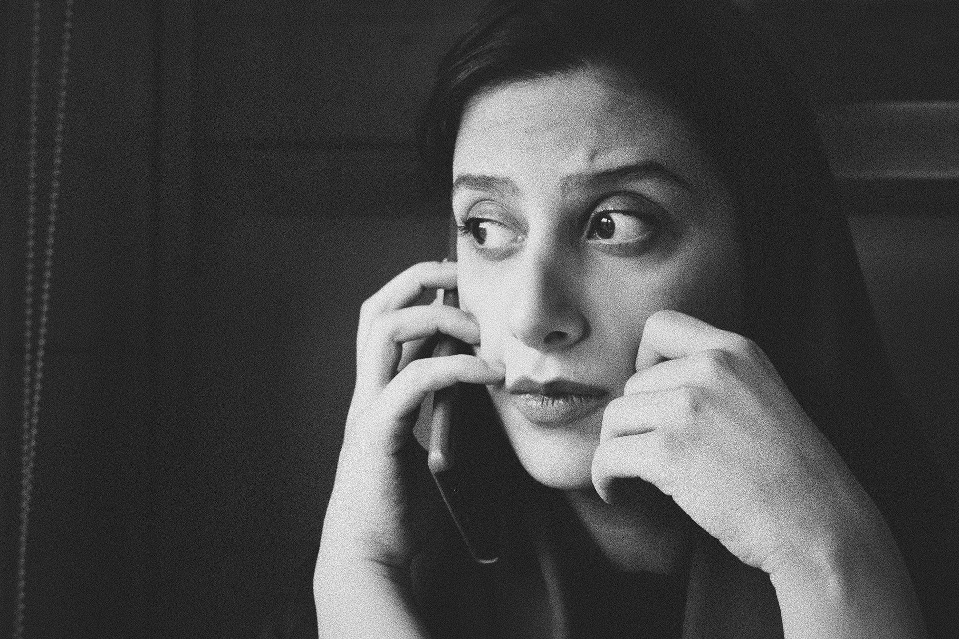 Mujer joven preocupada al teléfono. | Foto: Unsplash