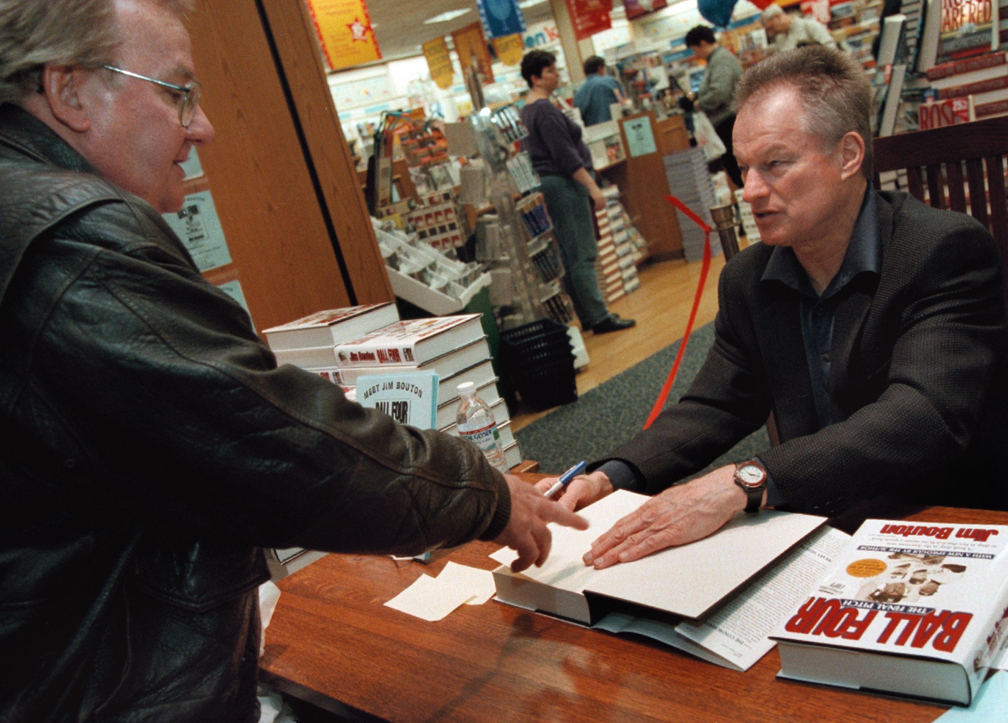 Former New York Yankees pitcher Jim Bouton signs copies of his new book, "Ball Four: The Final Pitch" at a Waldenbooks store in Schaumburg. Photo: Getty Images/GlobalImagesUkraine