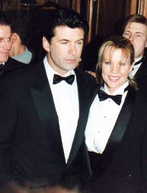 Alec Baldwin and Kim Basinger in 1994. | Source: Wikimedia Commons