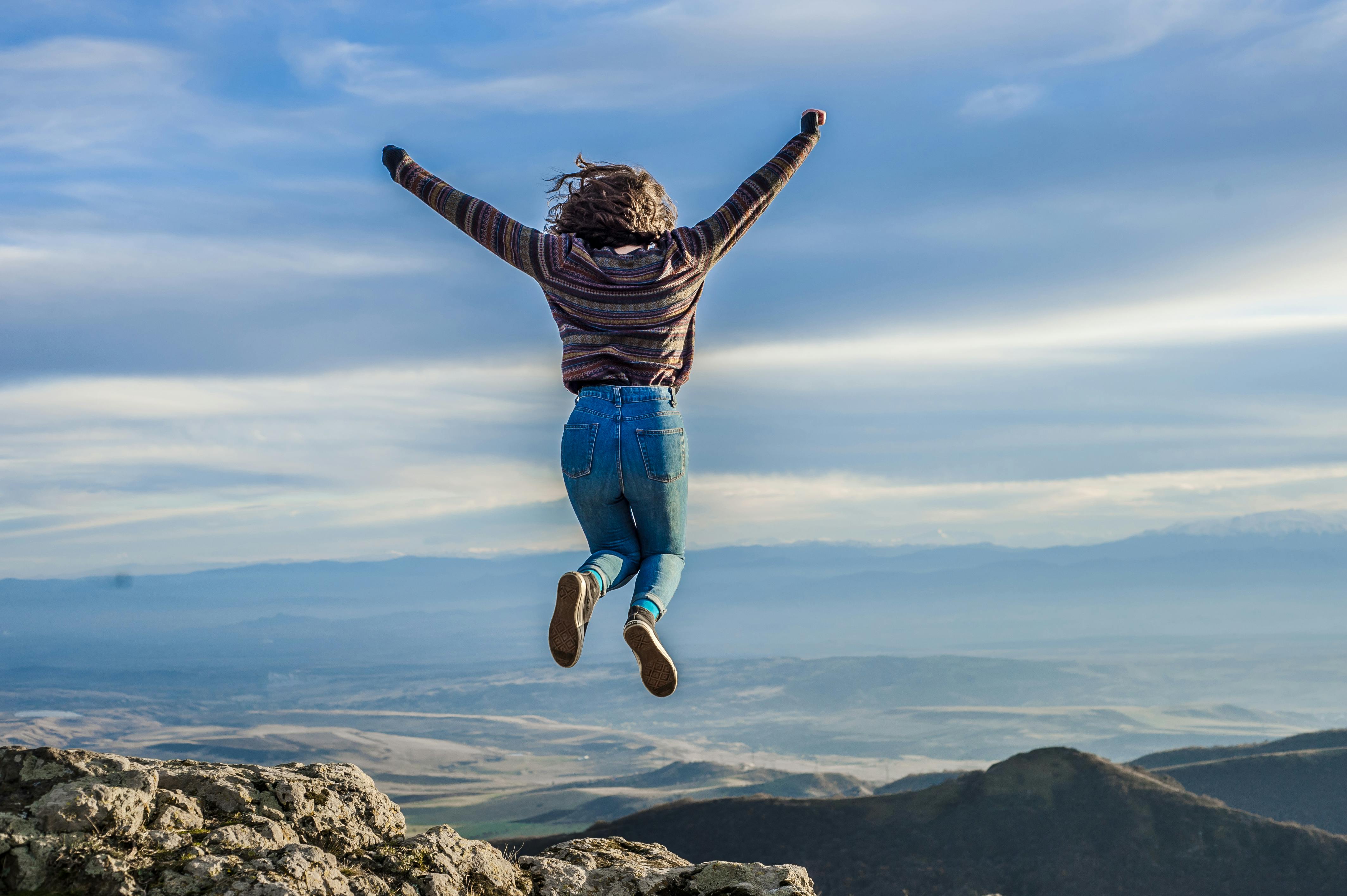 Woman jumping up | Source: Pexels