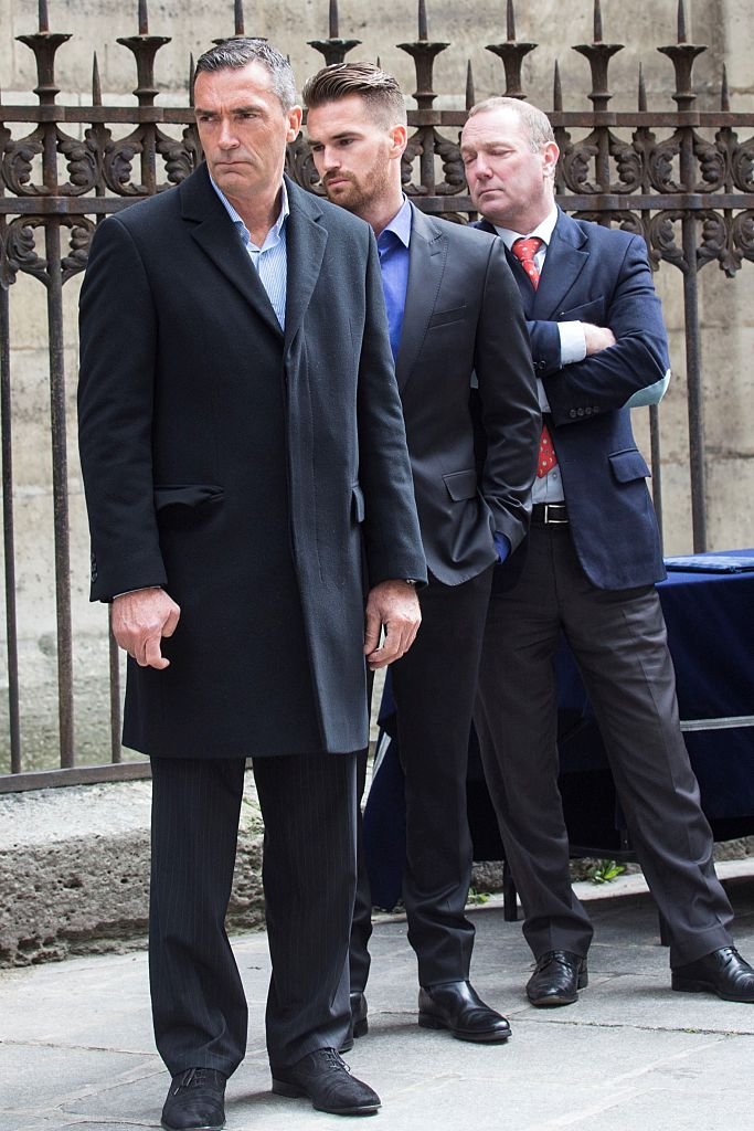 le frère de Florence Arthaud, Hubert Arthaud (L) est vu lors de la cérémonie funéraire du marin compétitif Florence Arthaud en face de l'église Saint-Séverin à Paris, France le 30 mars 2015. | Photo : Getty Images