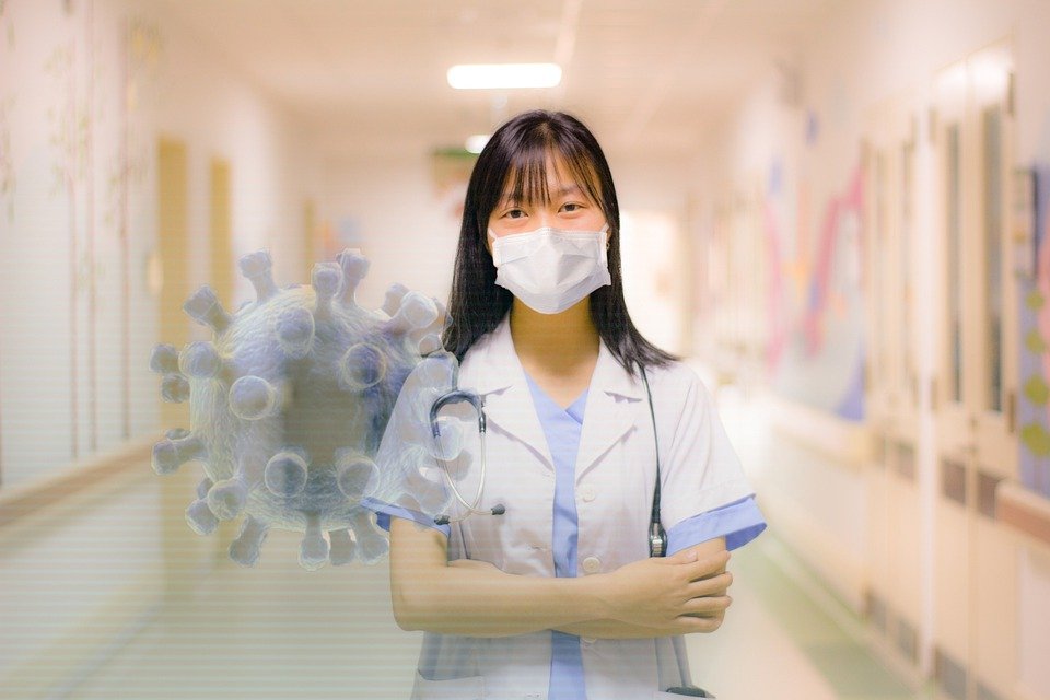Une infirmière avec un cache bouche. | Photo : Pixabay
