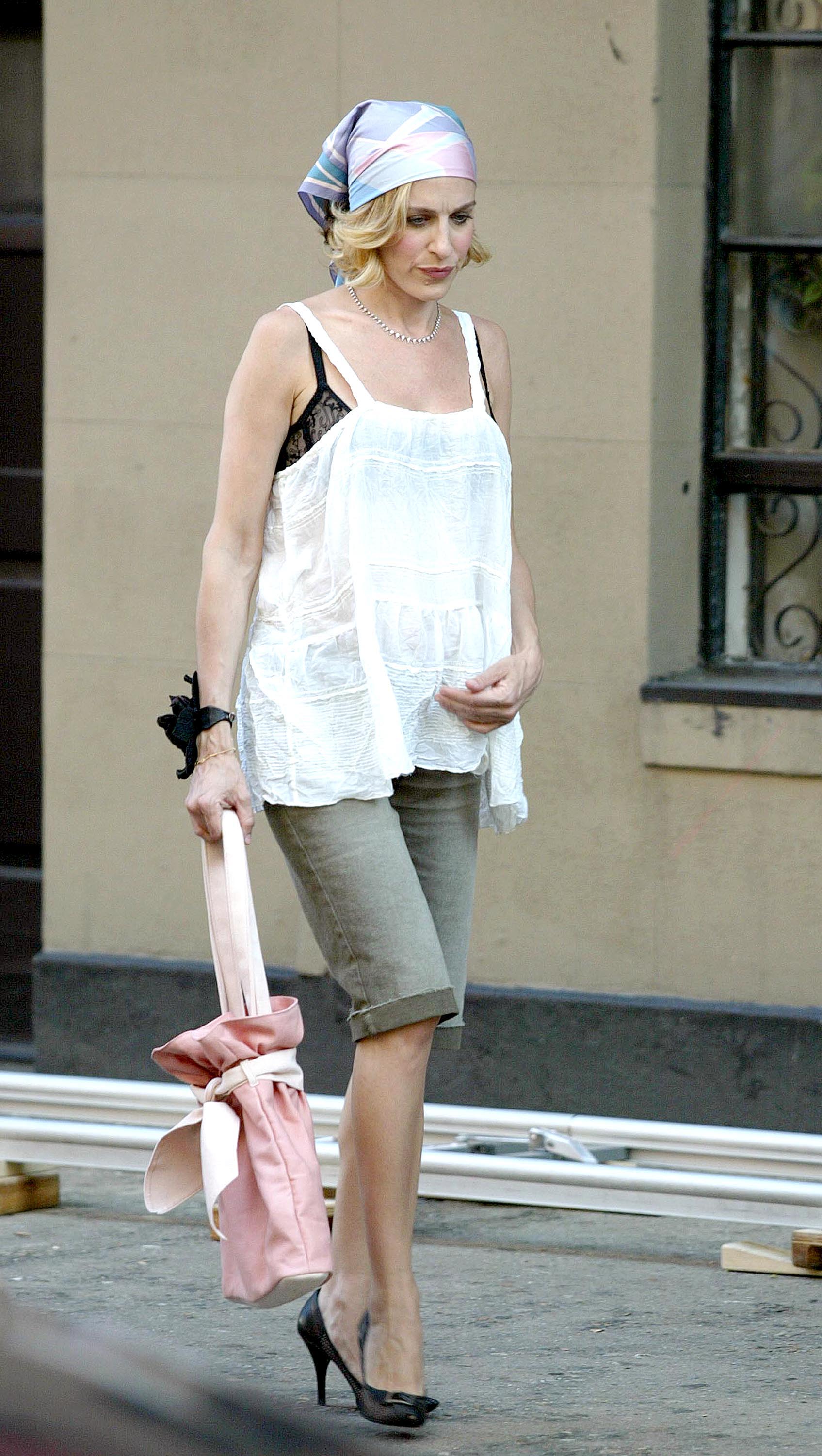 Sarah Jessica Parker takes a break from filming the HBO series, "Sex and the City," on location in New York City, on June 10, 2002 | Source: Getty Images