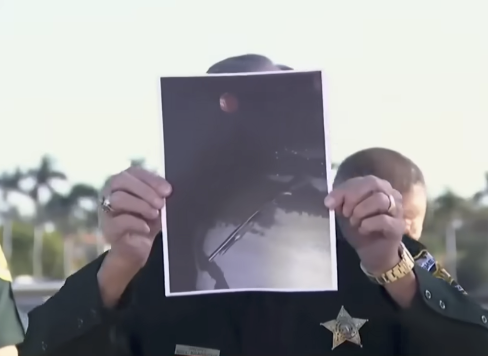Sheriff Ric Bradshaw holding a photo of the weapons | Source: Youtube.com/@NBCNews