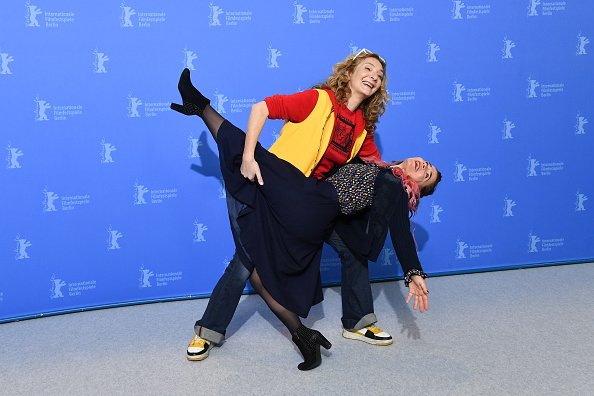Corinne Masiero et Blanche Gardin posent lors de l'appel photo "Effacer l'historique". | Photo : Getty Images