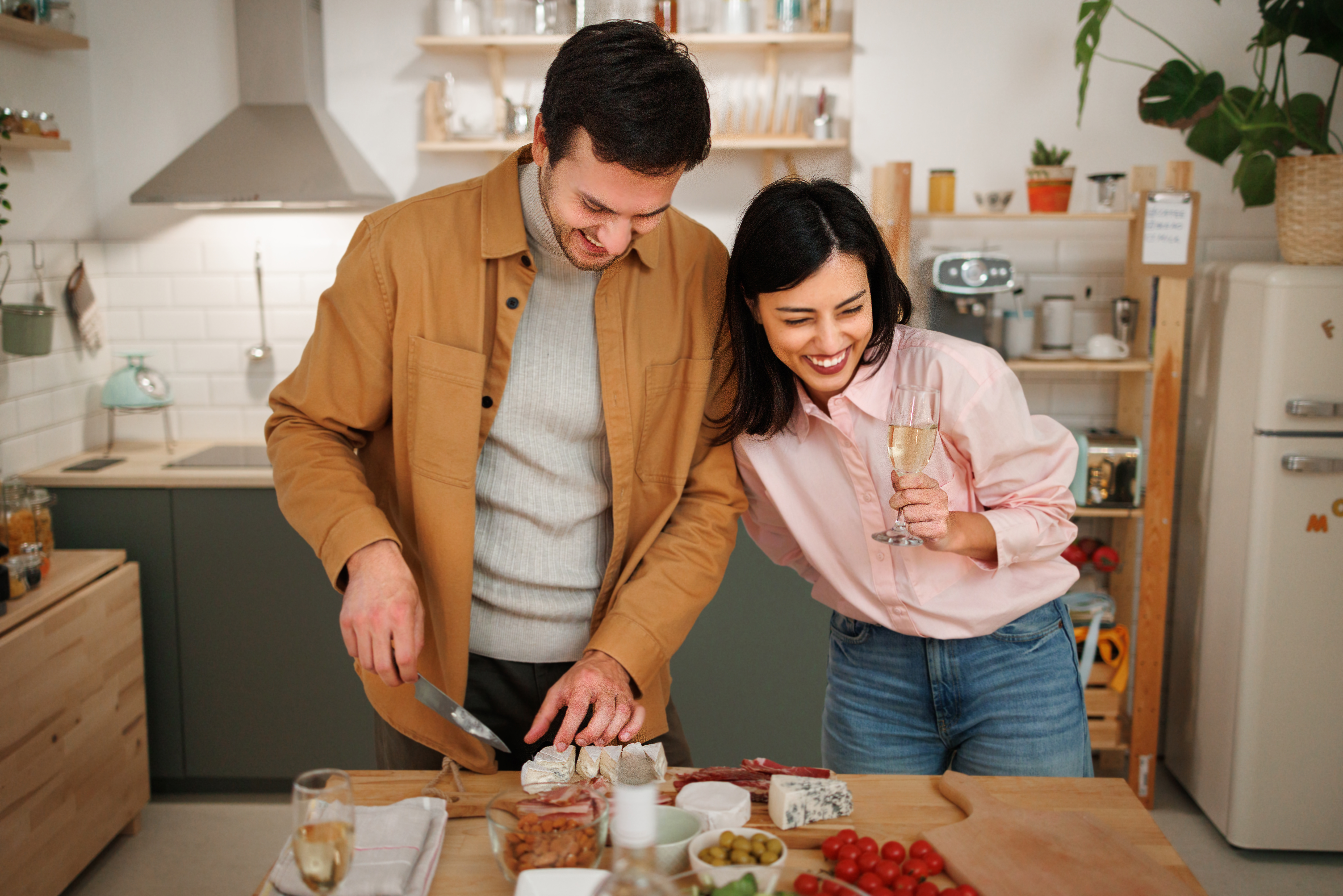 A happy couple cooking together | Source: Getty Images