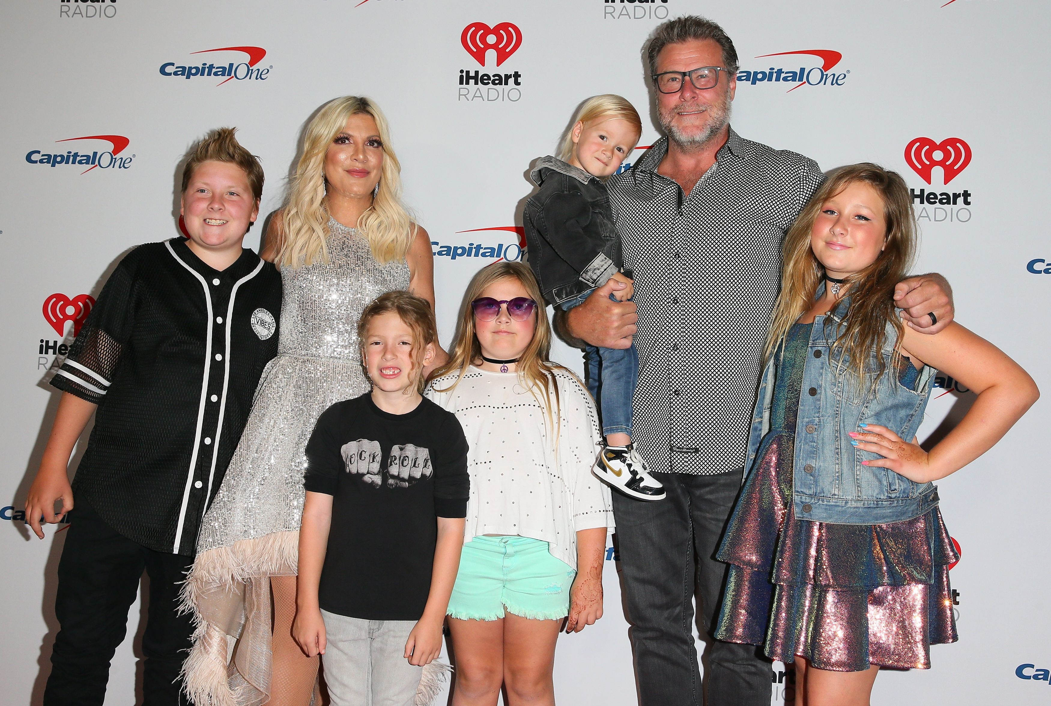 Tori Spelling and Dean McDermott with their kids, Stella Doreen, Hattie Margaret, Liam Aaron, Finn Davey, and Beau Dean McDermott during the 2019 iHeartRadio Music Festival in Las Vegas, Nevada on September 20, 2019 | Source: Getty Images