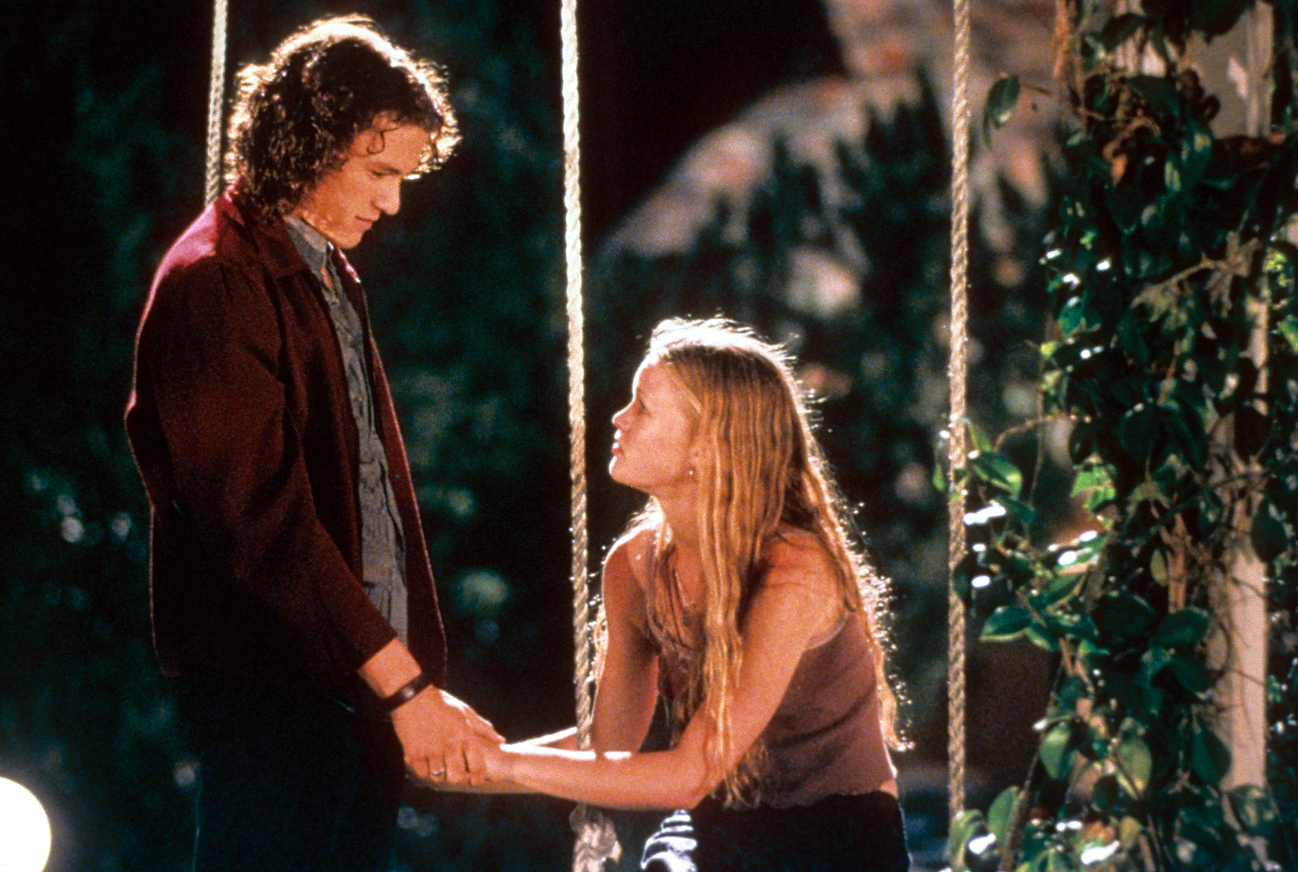 Heath Ledger and Julia Stiles at swing in a scene from "10 Things I Hate About You" 1999 | Source: Getty Images