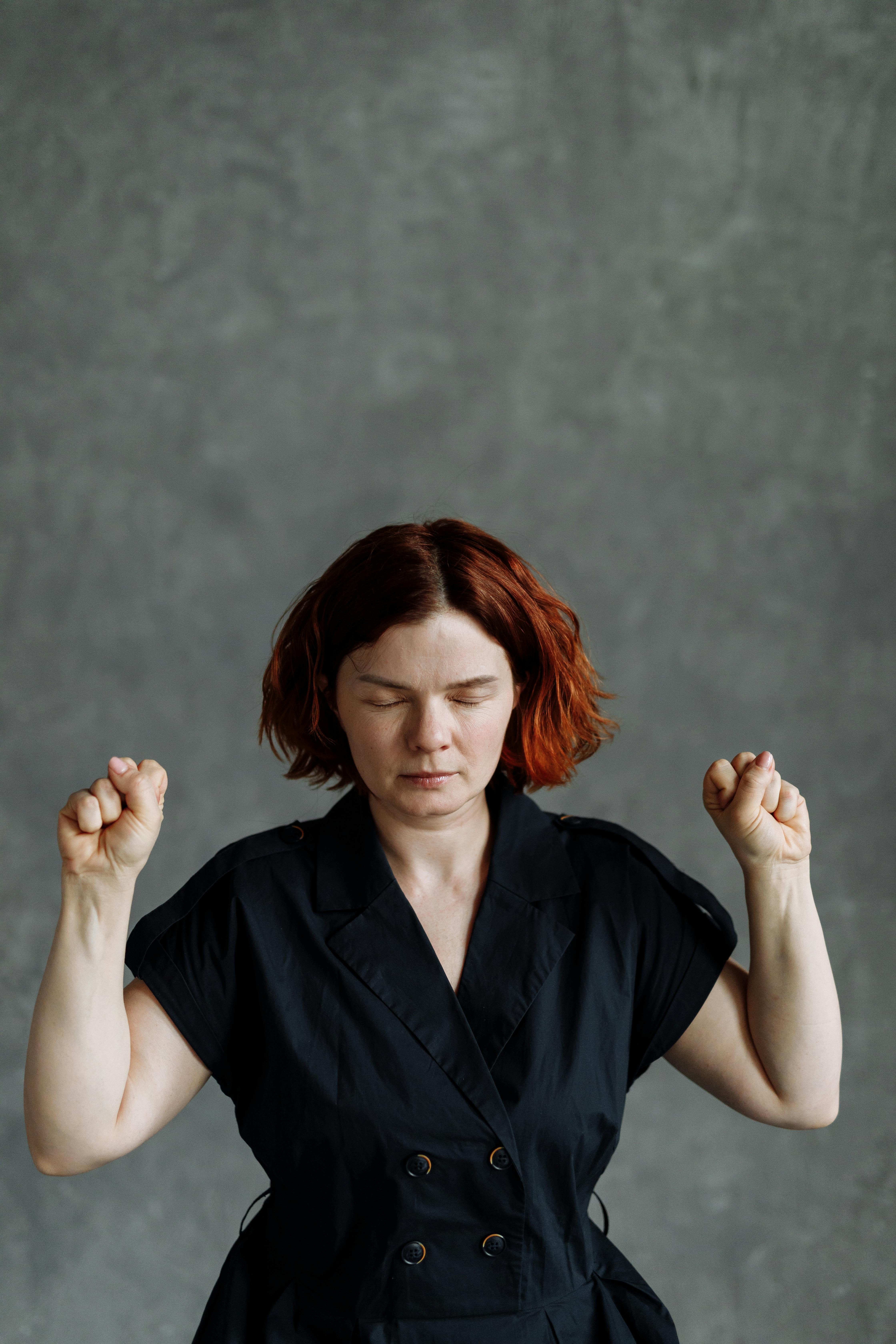 An angry woman with her fists balled up | Source: Pexels