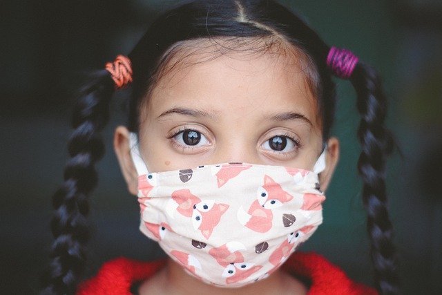 Niña con tapabocas. │ Foto: Pixabay