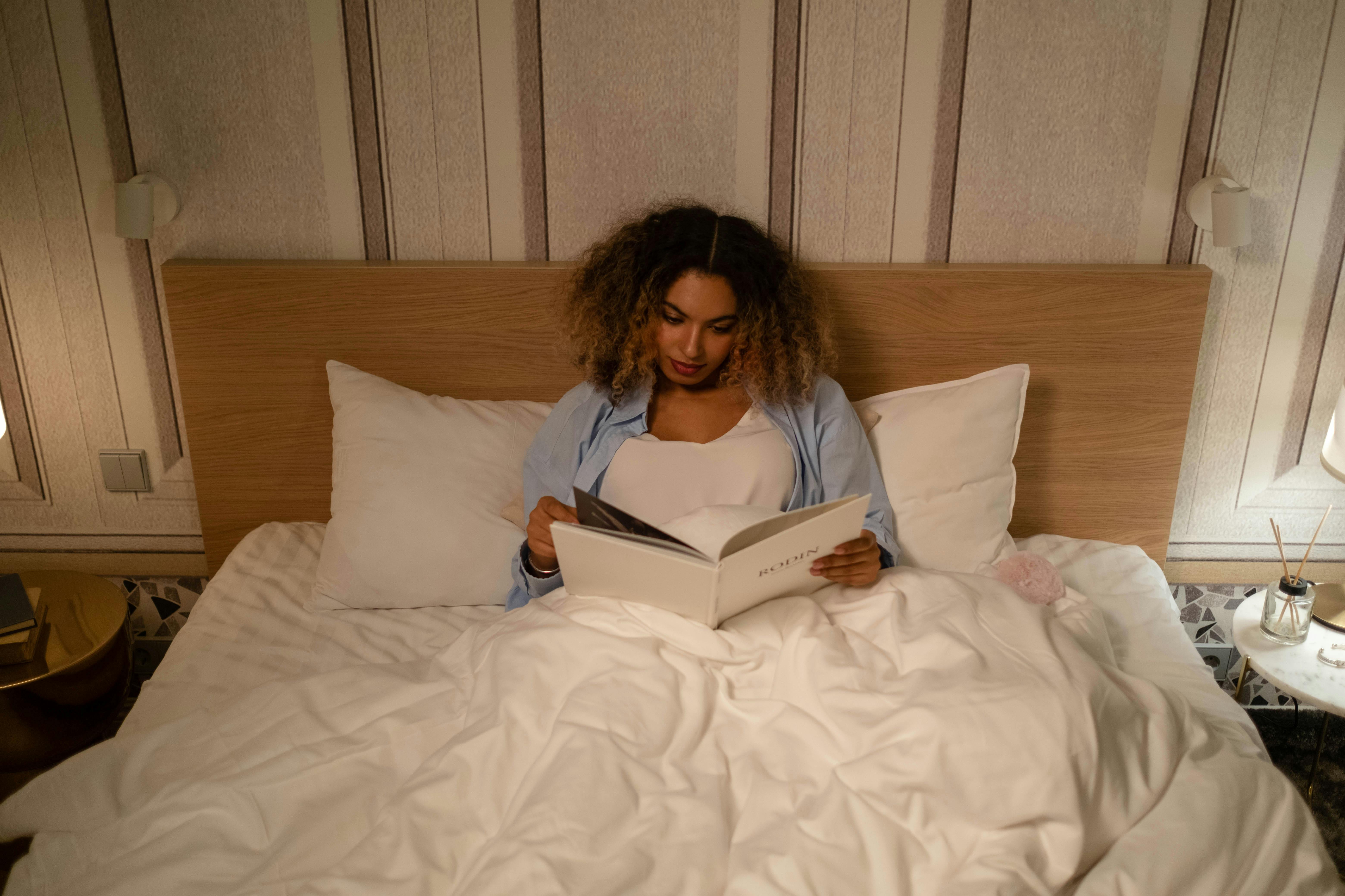 Swapping screens for books may support healthier sleep habits. | Source: Pexels
