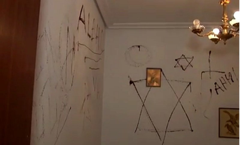Graffitis en la pared de piso | Foto: YouTube/La Vanguardia Graffitis en la pared de piso | Foto: YouTube/La Vanguardia