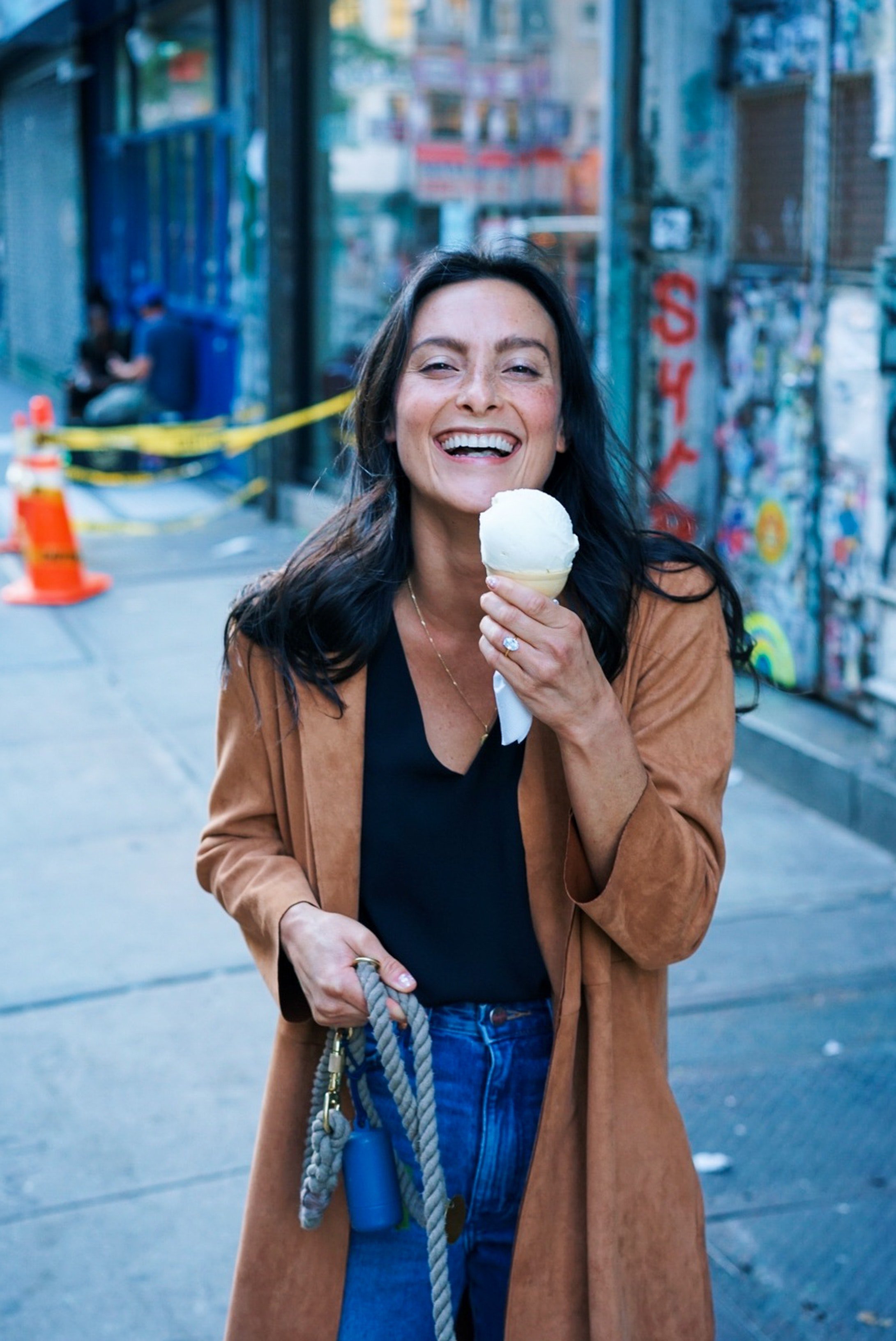 Mujer risueña con un cono de helado. | Foto: Pexels