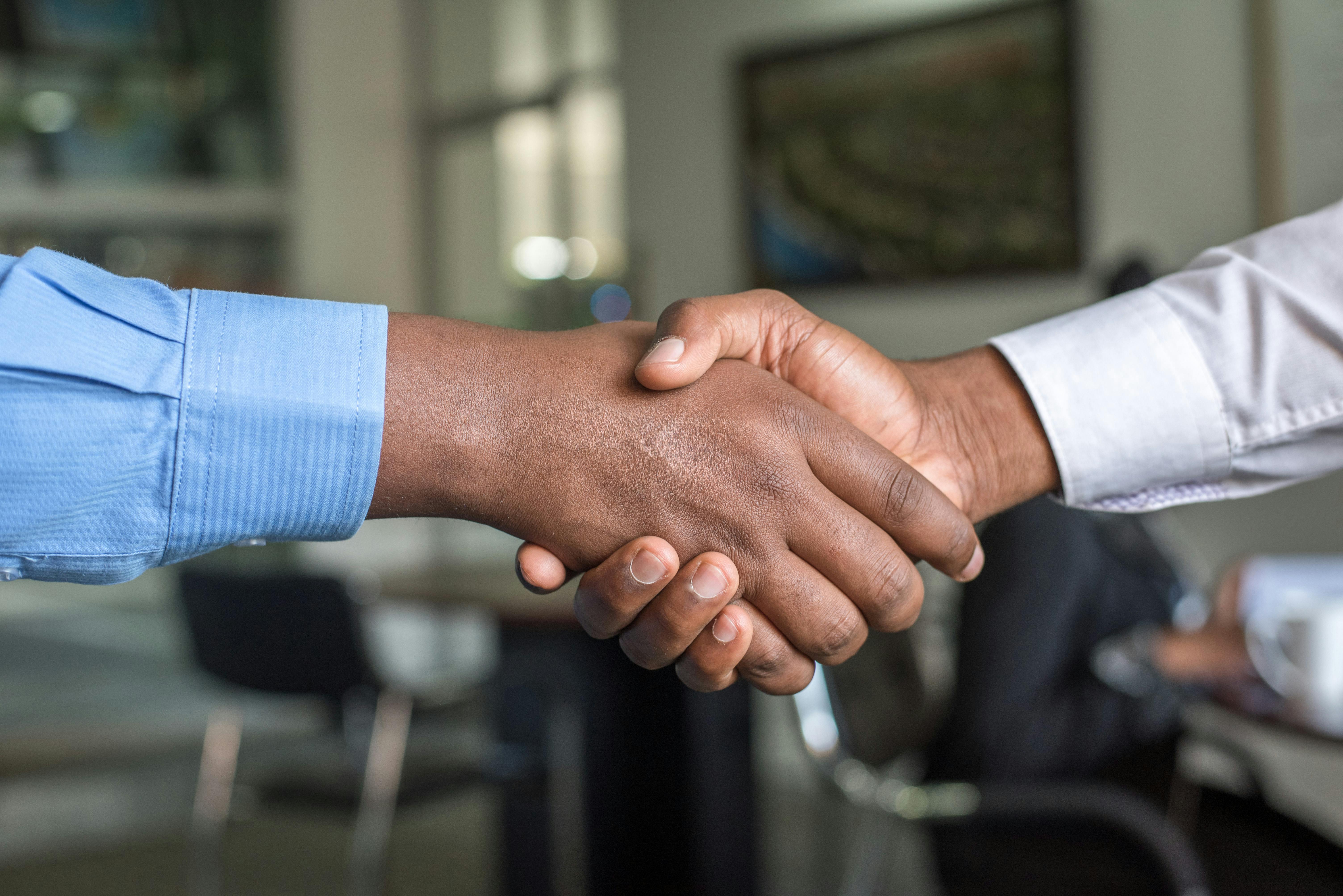 Shaking hands | Source: Pexels