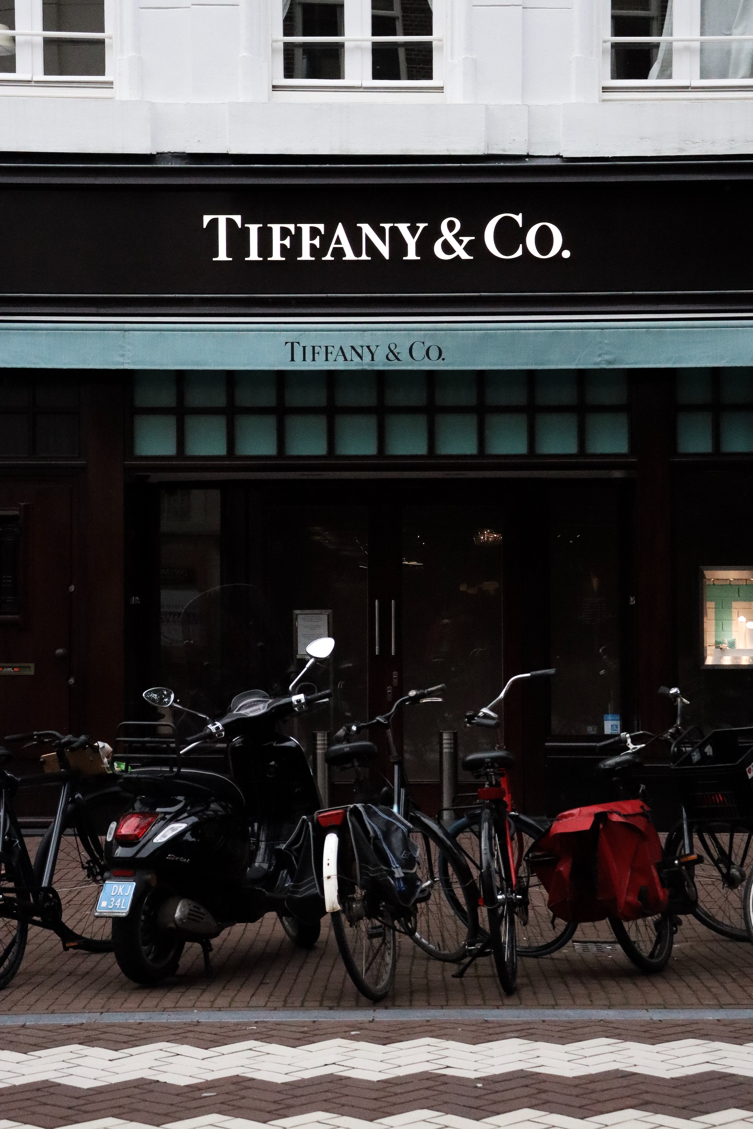 Photo of Tiffany & Co. with scooters outside | Source: Unsplash