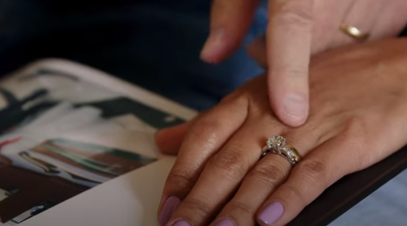 Jackie luciendo el anillo heredado de su familia | Foto: Youtube.com/Love Don't Judge