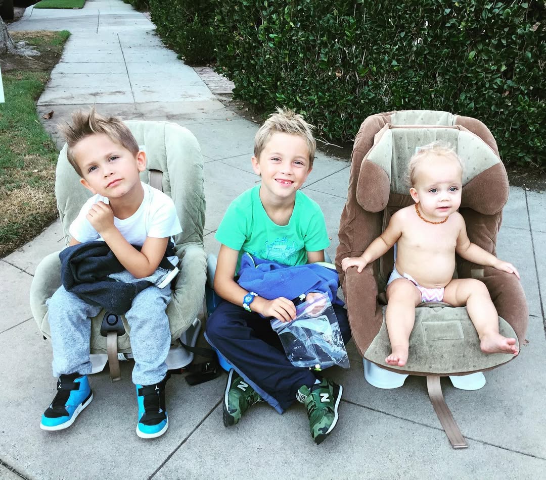 Rio Hudson and her brothers from a post dated April 24, 2021. | Source: Instagram/theoliverhudson