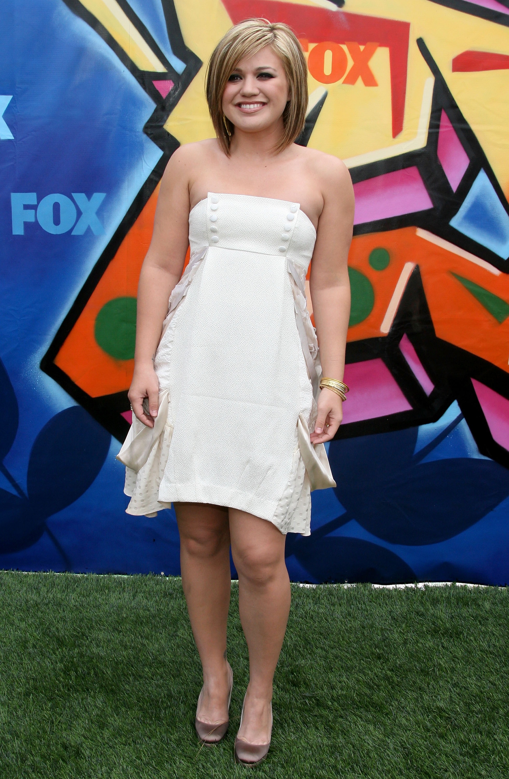 Kelly Clarkson arrives at the 2007 Teen Choice Awards at The Gibson Amphitheatre on August 26, 2007 in Universal City, California | Source: Getty Images
