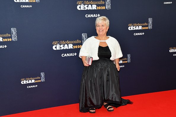 Mimie Mathy pose sur le tapis rouge de la Cérémonie des César 2020. |Photo : Getty Images.