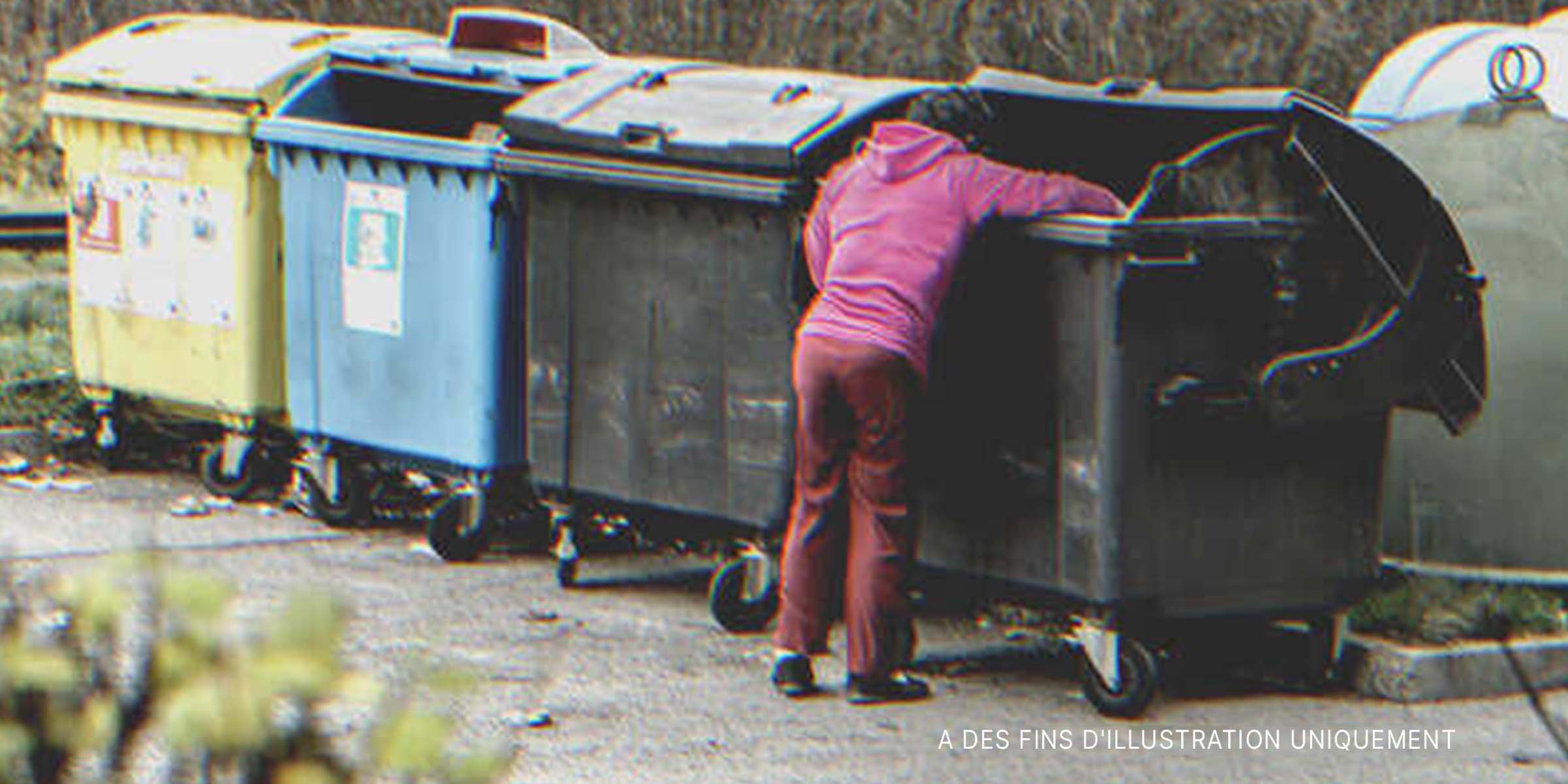 Une femme fouillant dans les poubelles | Source : Shutterstock   