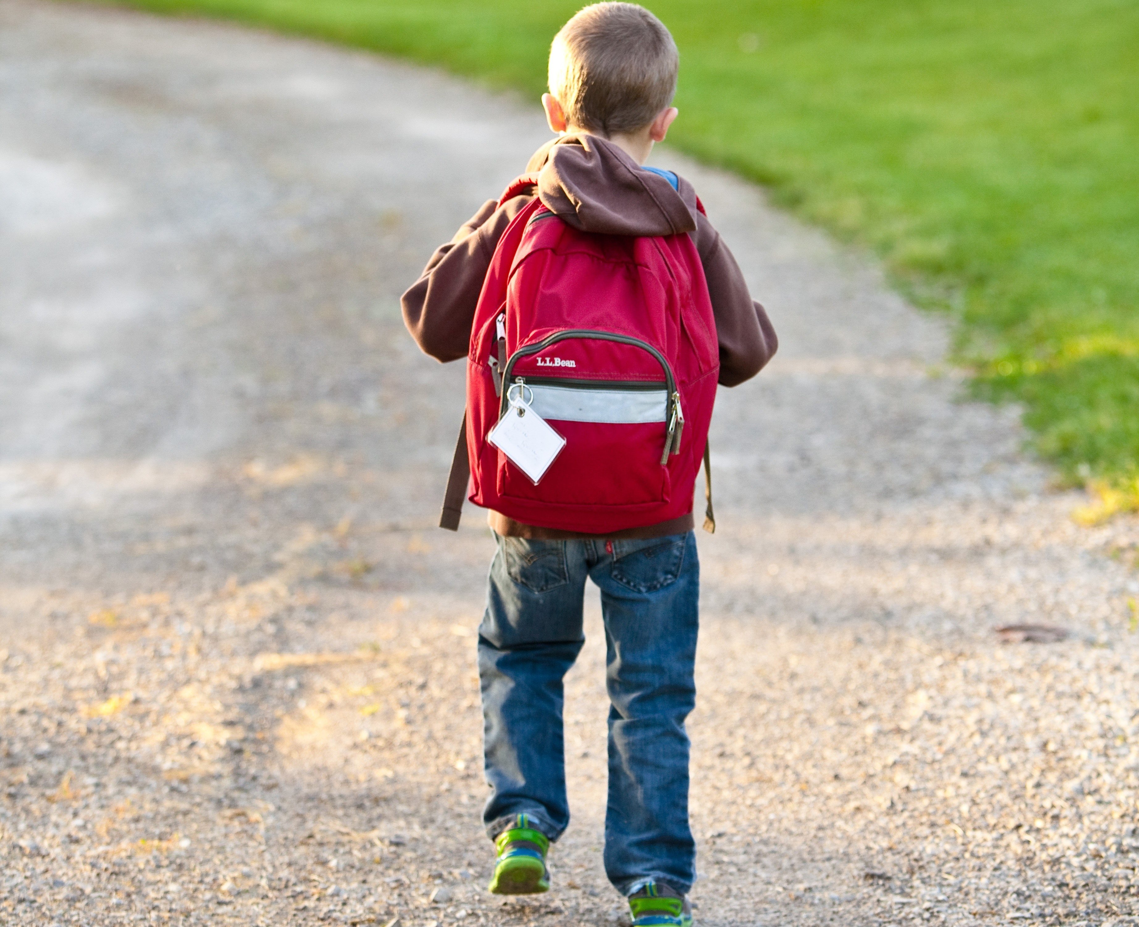 Un niño caminando con un bolso en su espalda. | Foto: Pexels