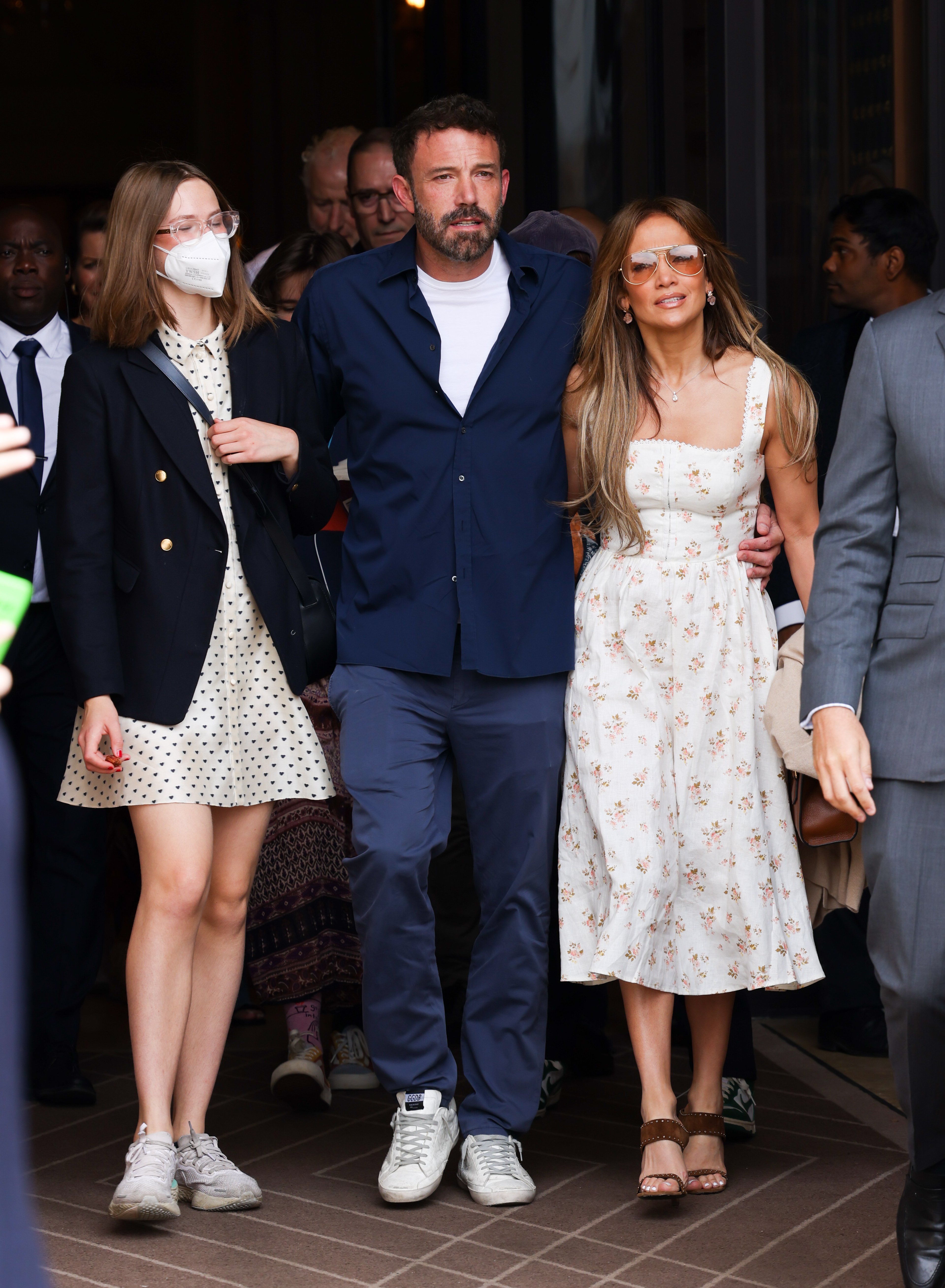 Violet Affleck, Ben Affleck y Jennifer Lopez  en París, Francia, el 23 de julio de 2022 | Foto: Getty Images