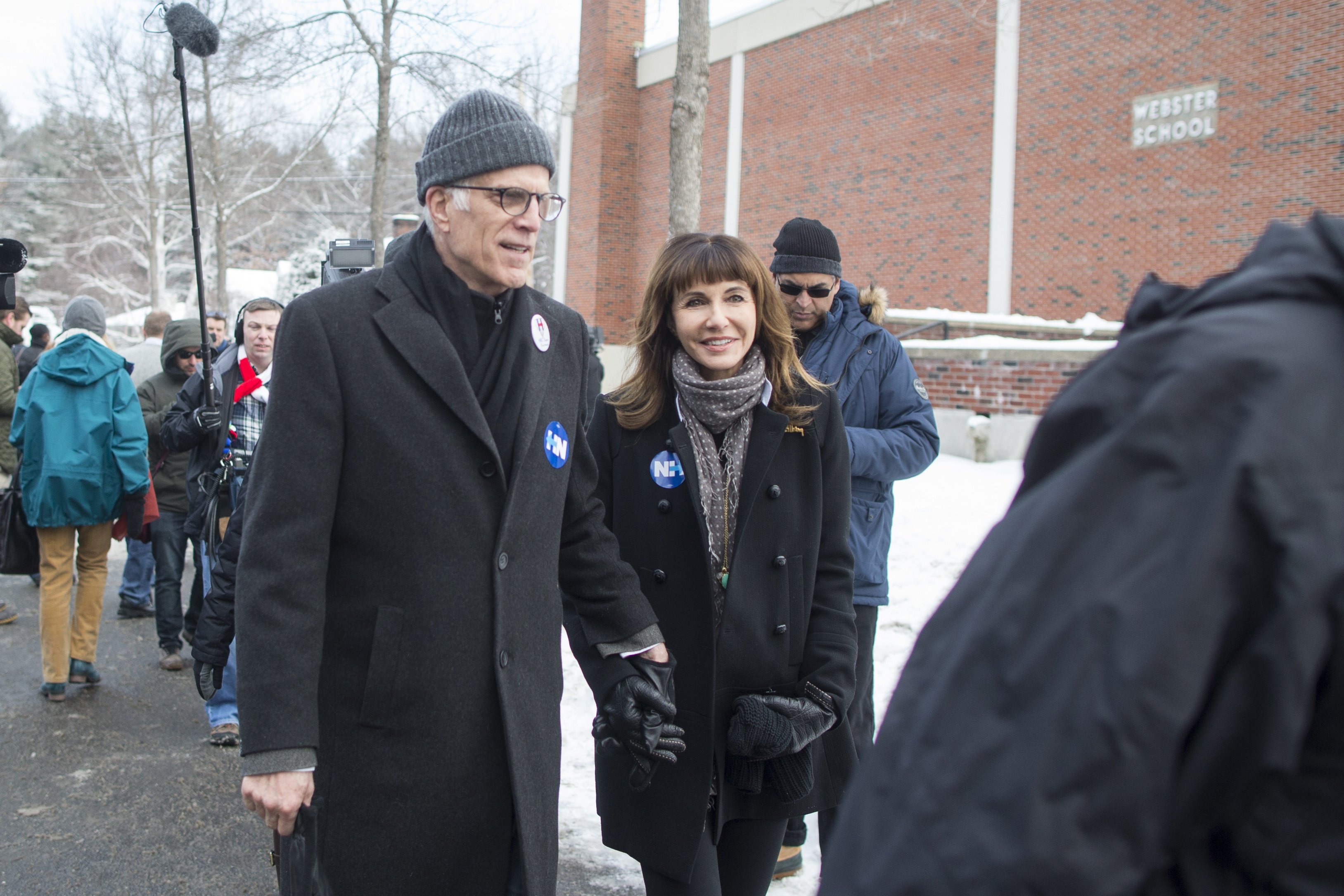 Ted Danson and his wife Mary Steenburgen walk outside the polling place at the Webster School February 9, 2016, in Manchester, New Hampshire. | Source: Getty Images.