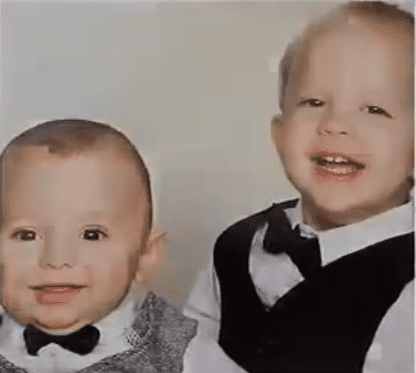 Les 2 bambins pris en photo tout sourire alors qu’ils étaient encore vivants. | YouTube/DailyNewsUSA