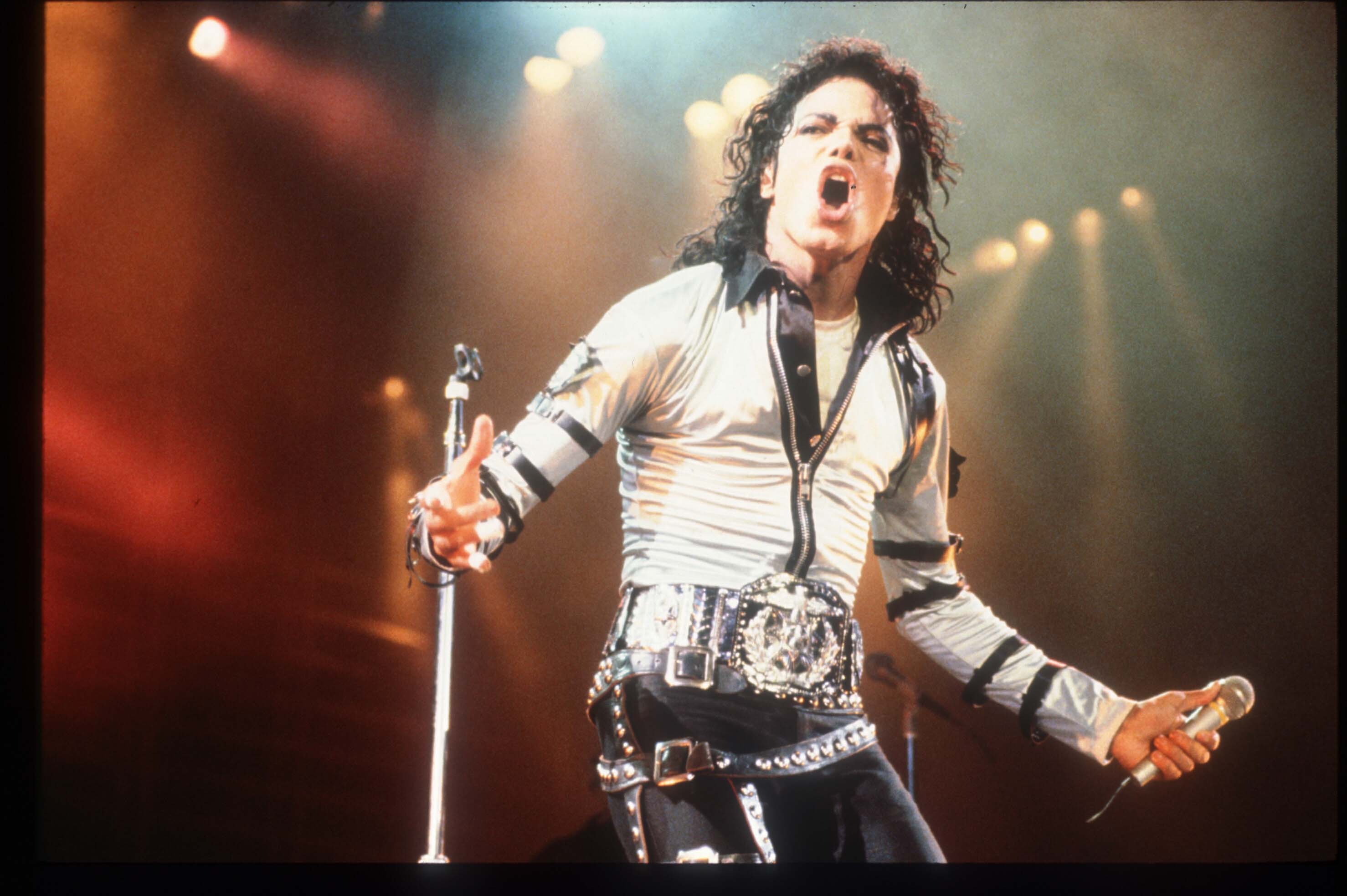 Michael Jackson performs at a concert November 8, 1988, in California. | Source: Getty Images