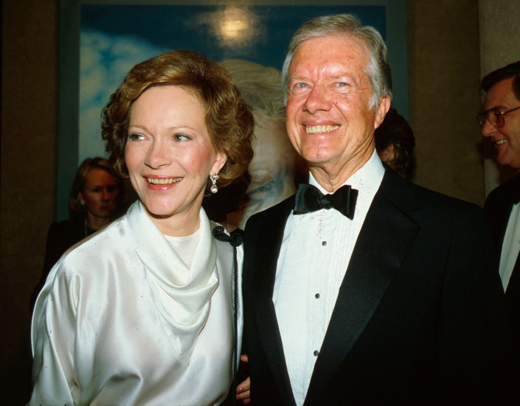 Jimmy Carter et son épouse Rosalyn à la vente aux enchères Sotheby's à New York, NY, 4 octobre 1983. | Photo : Getty Images