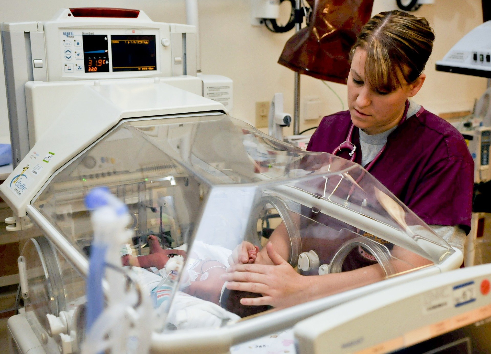 A photograph of a nurse checking up on a newborn who is on the ventilator | Source: Pixabay
