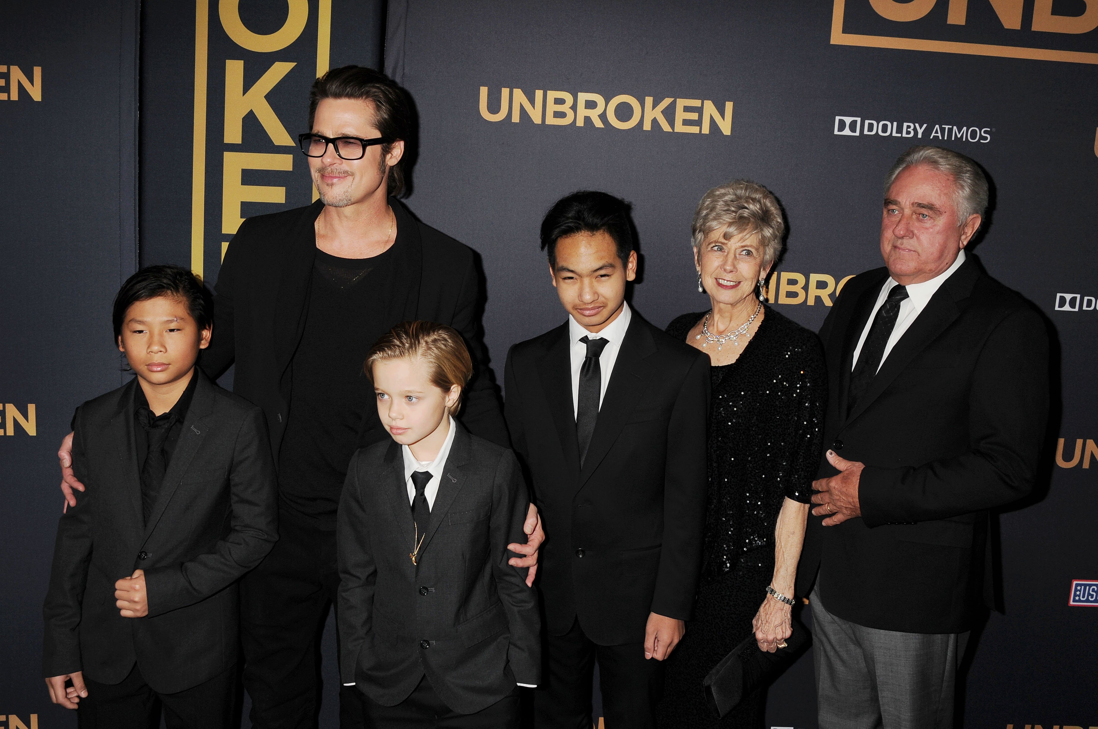 Pax Thien Jolie-Pitt, Brad Pitt, Shiloh Jolie-Pitt, Maddox Jolie-Pitt, Jane Pitt et William Pitt assistent à la première de "Unbroken" qui s'est tenue au Dolby Theatre le 15 décembre 2014 à Hollywood, en Californie. | Source : Getty Images