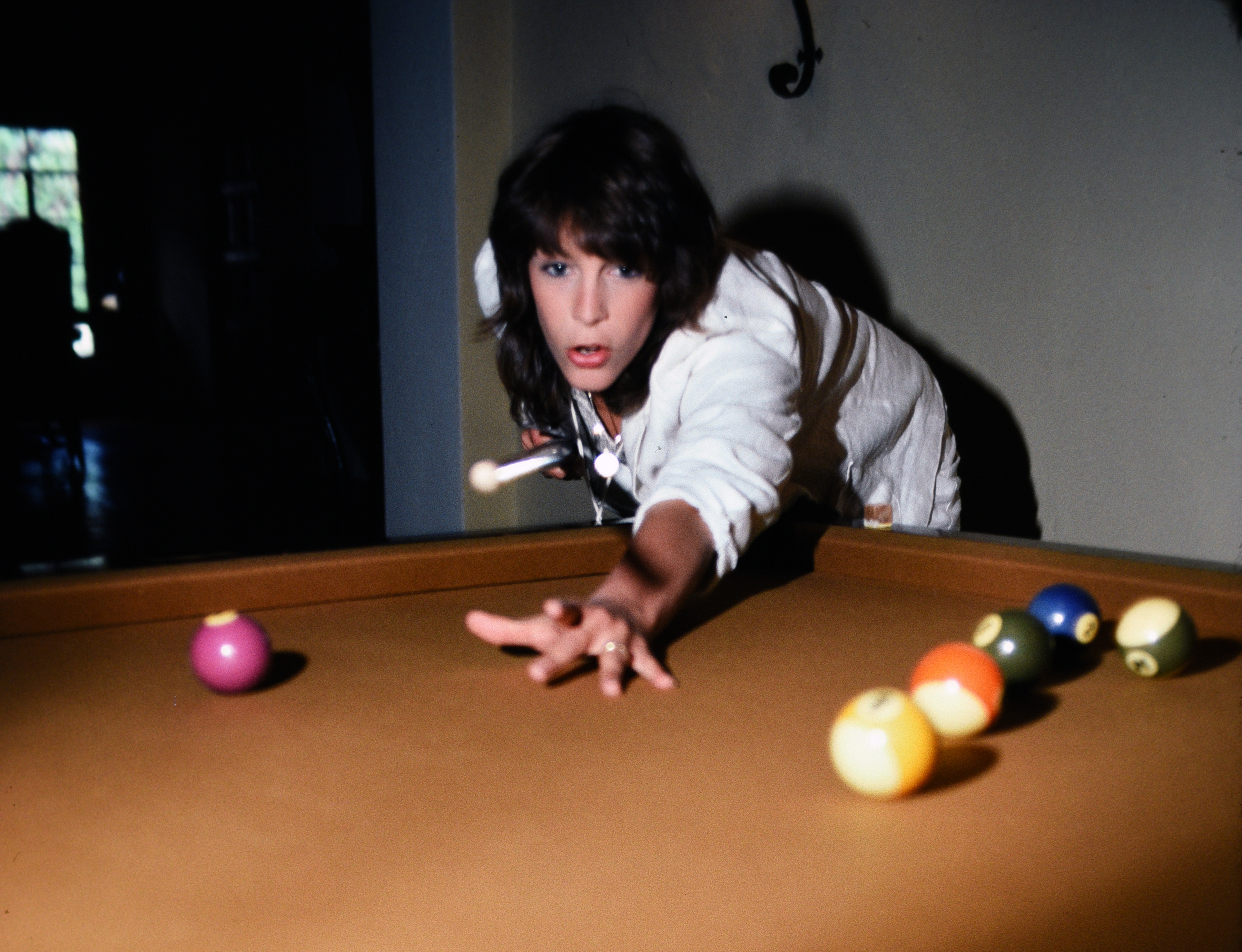 The actress, photographed in her apartment, on March 22, 1978, in Los Angeles, California | Source: Getty Images