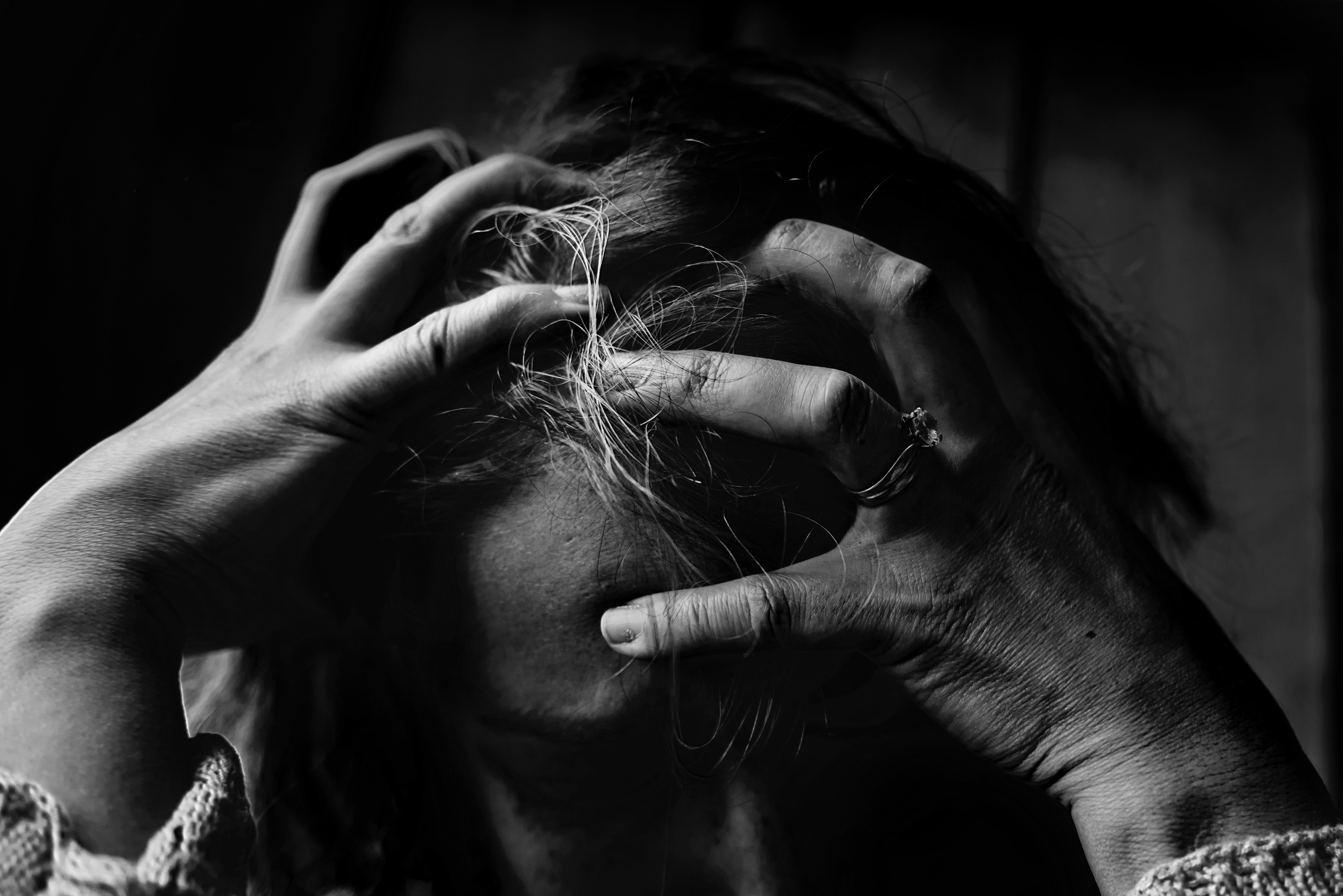 Imágen en blanco y negro de una persona desesperada. | Foto: Pexels