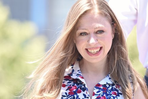 On June 13, 2015 Chelsea Clinton supports her mother and former secretary of state Hillary Rodham Clinton as she formally announces her intention to seek the 2016 Democratic nomination for president during a rally on Roosevelt Island.| Photo: GettyImages