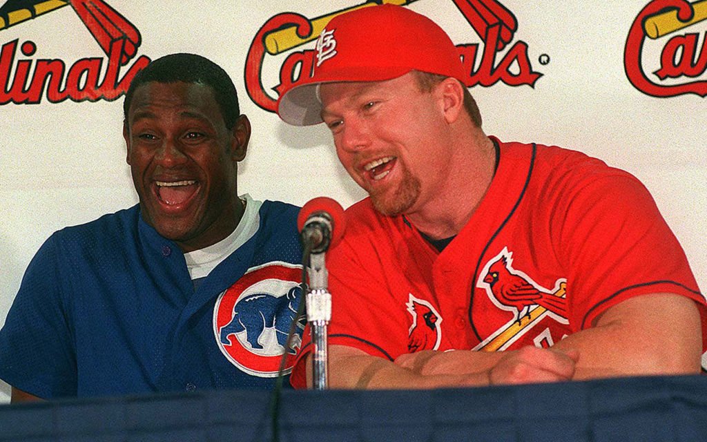 Sammy Sosa and Mark McGwire talk to the media before the beginning of a game on Sept. 8, 1998 | Photo: Getty Images