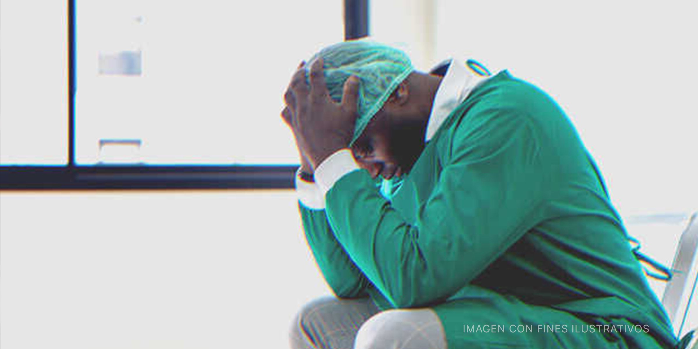 Hombre con actitud de lamento. | Foto: Shutterstock.