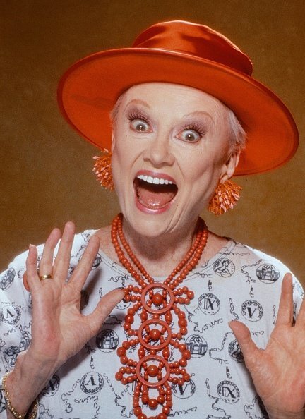 Phyllis Diller poses for a portrait session, in 1991 in Los Angeles, California. | Photo: Getty Images