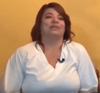Tina Bejarano contando su historia. | Imagen: YouTube /UK News Tina Bejarano contando su historia. | Imagen: YouTube /UK News