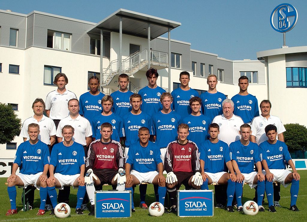 Hiannick Kamba posing in the back row with his FC Schalke 04 teammates for the youth league on August 6 2003, Gelsenkirchen, Germany | Source: Christof Koepsel/Bongarts/Getty Images