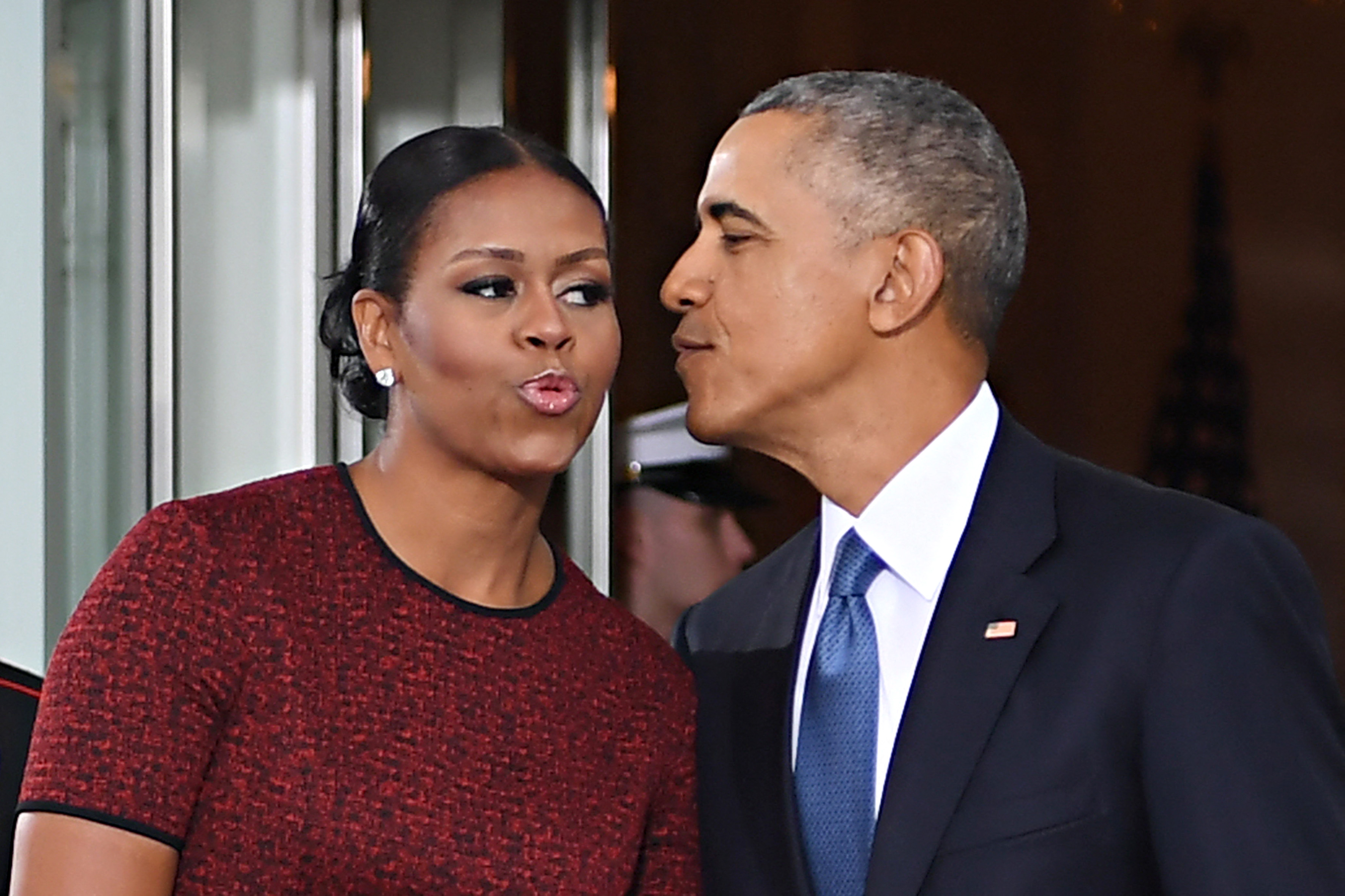 Michelle and Barack Obama kiss on January 20, 2017, in Washington, D.C. | Source: Getty Images