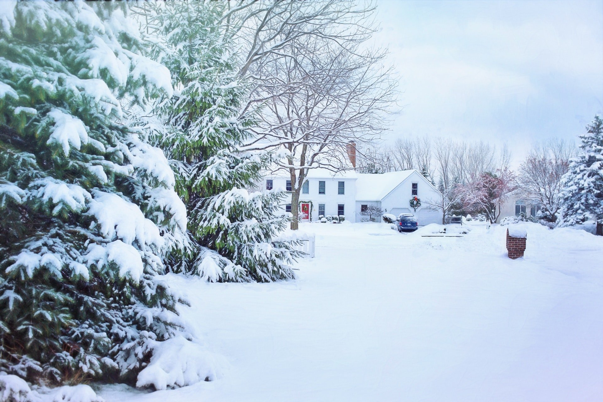 Photo of a house covered in snow | Photo: Pexels